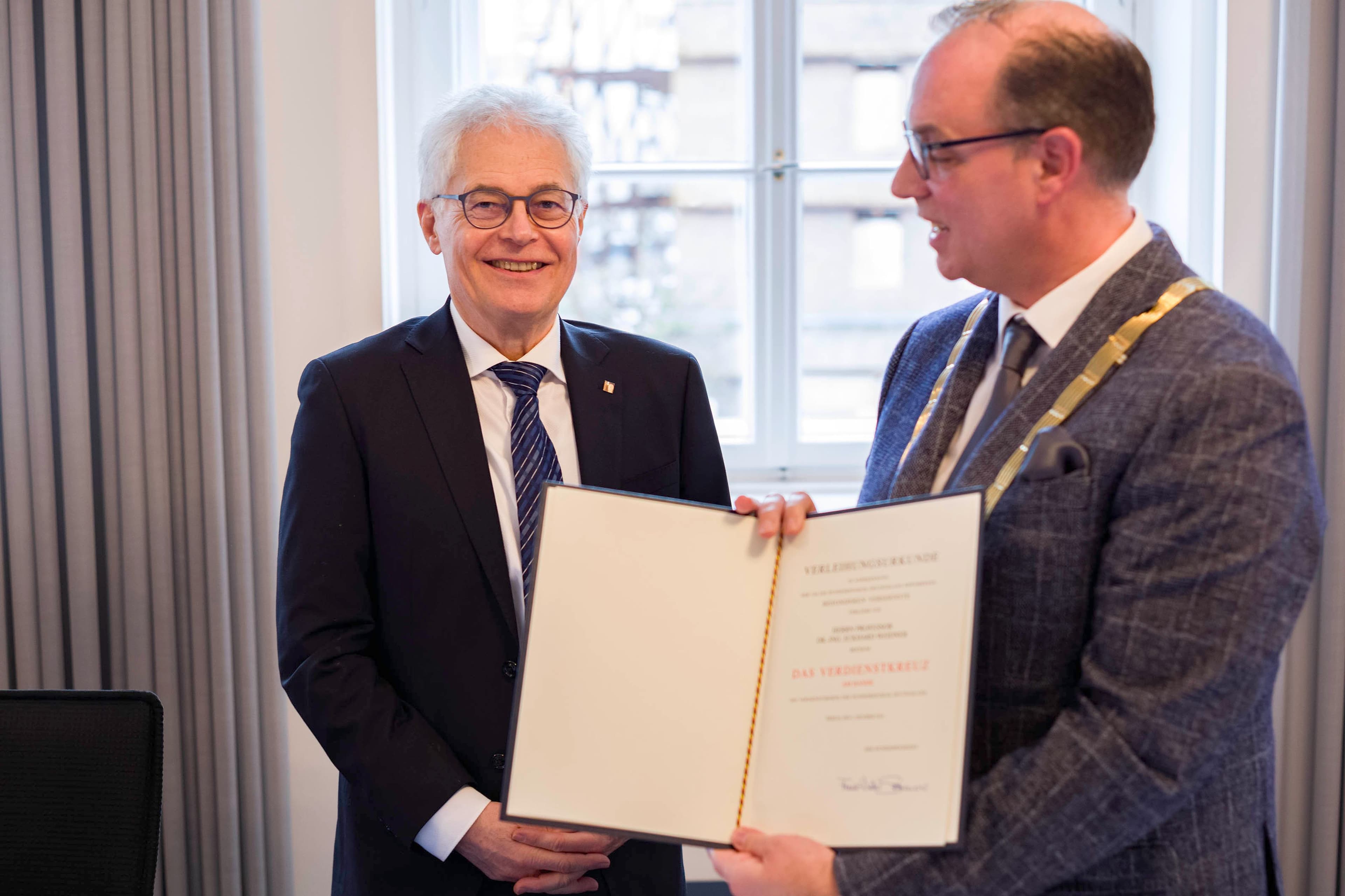 Eine Auszeichnung für den Umweltpionier: Prof. Dr. Eckhard Weidner erhält Verdienstkreuz | Symbolbild