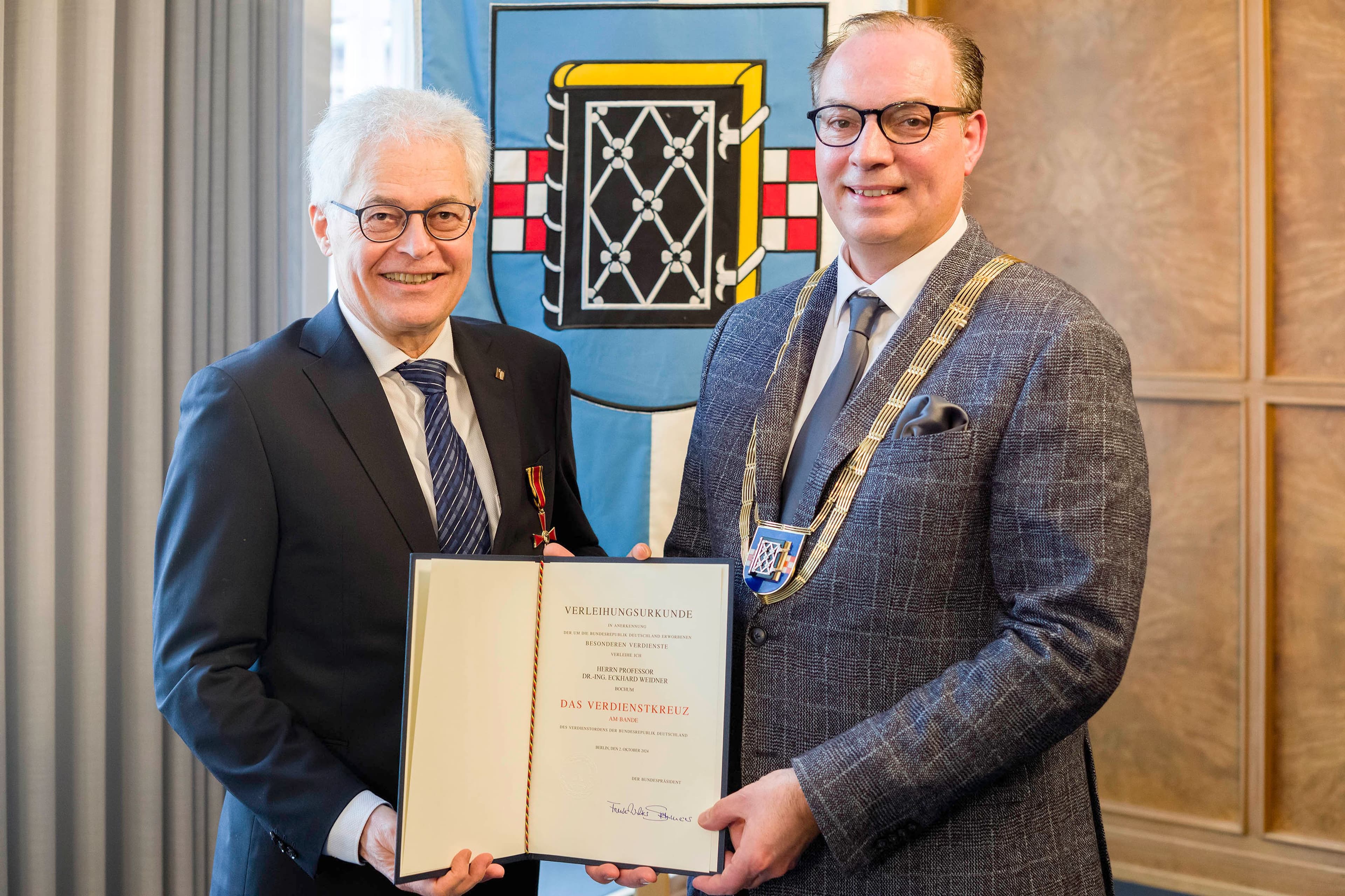 Prof. Dr. Eckhard Weidner wurde von Bundespräsident Frank-Walter Steinmeier für sein herausragendes Engagement in der Forschung und Lehre mit dem Verdienstkreuz am Bande ausgezeichnet. Die Auszeichnung fand am 28. Februar im Rathaus Bochum statt.
