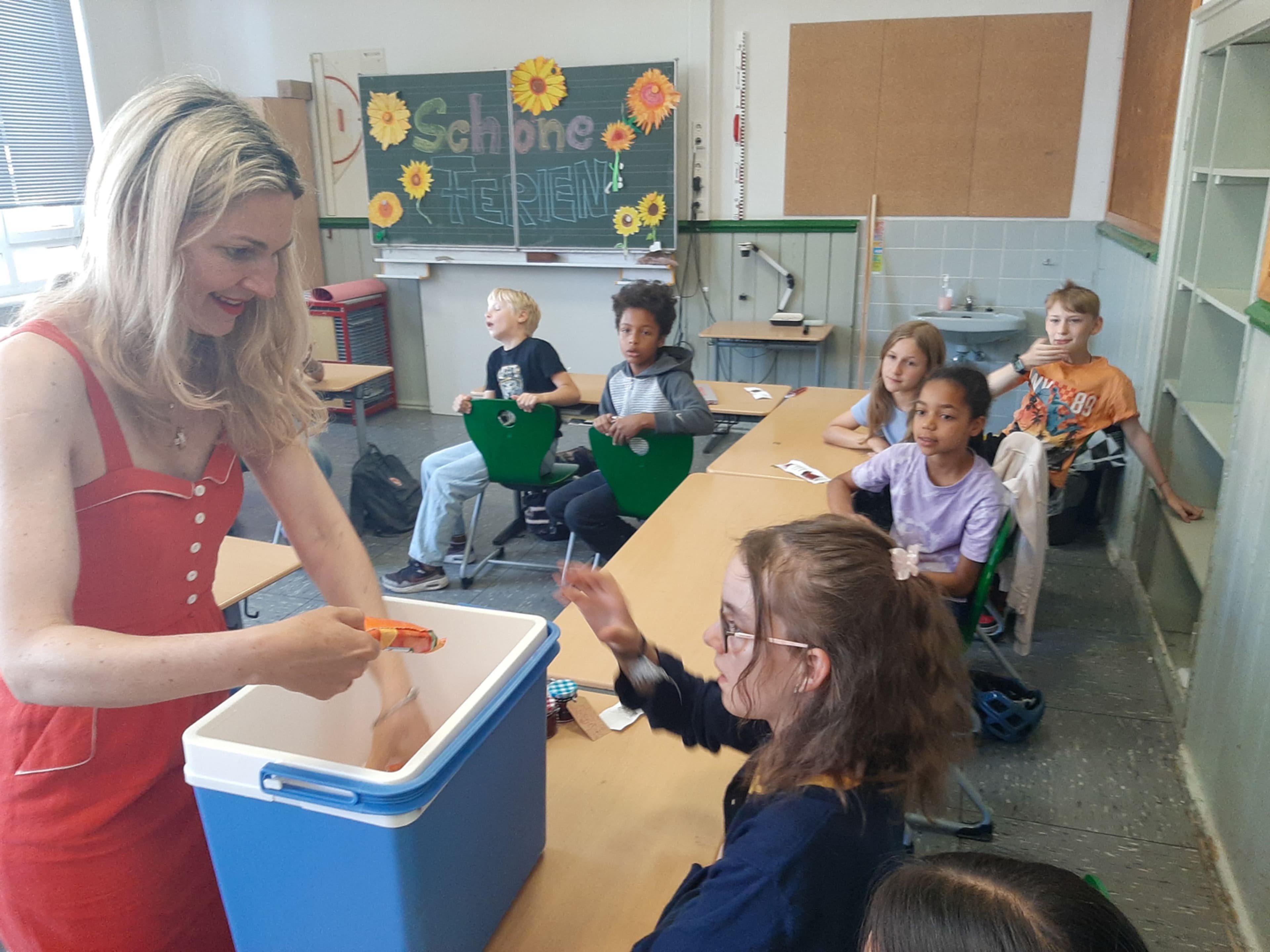 Kinder verschönern Altkleider-Container in Marburg | Symbolbild