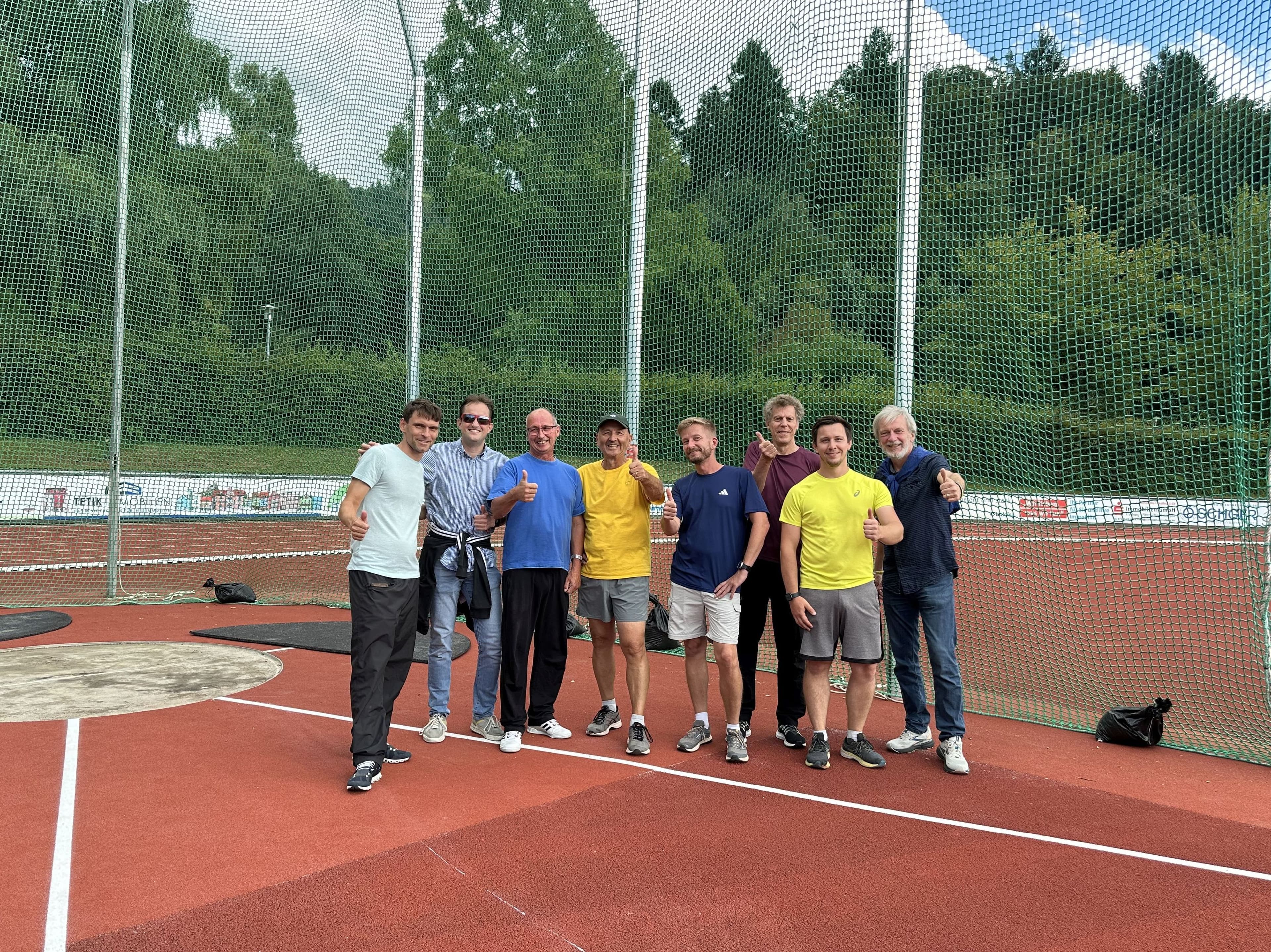 Trainerteam und Stadionbeauftragter Klaus Bayer bei der Einweisung an der neuen Diskuswurfanlage im Elztalstadion.