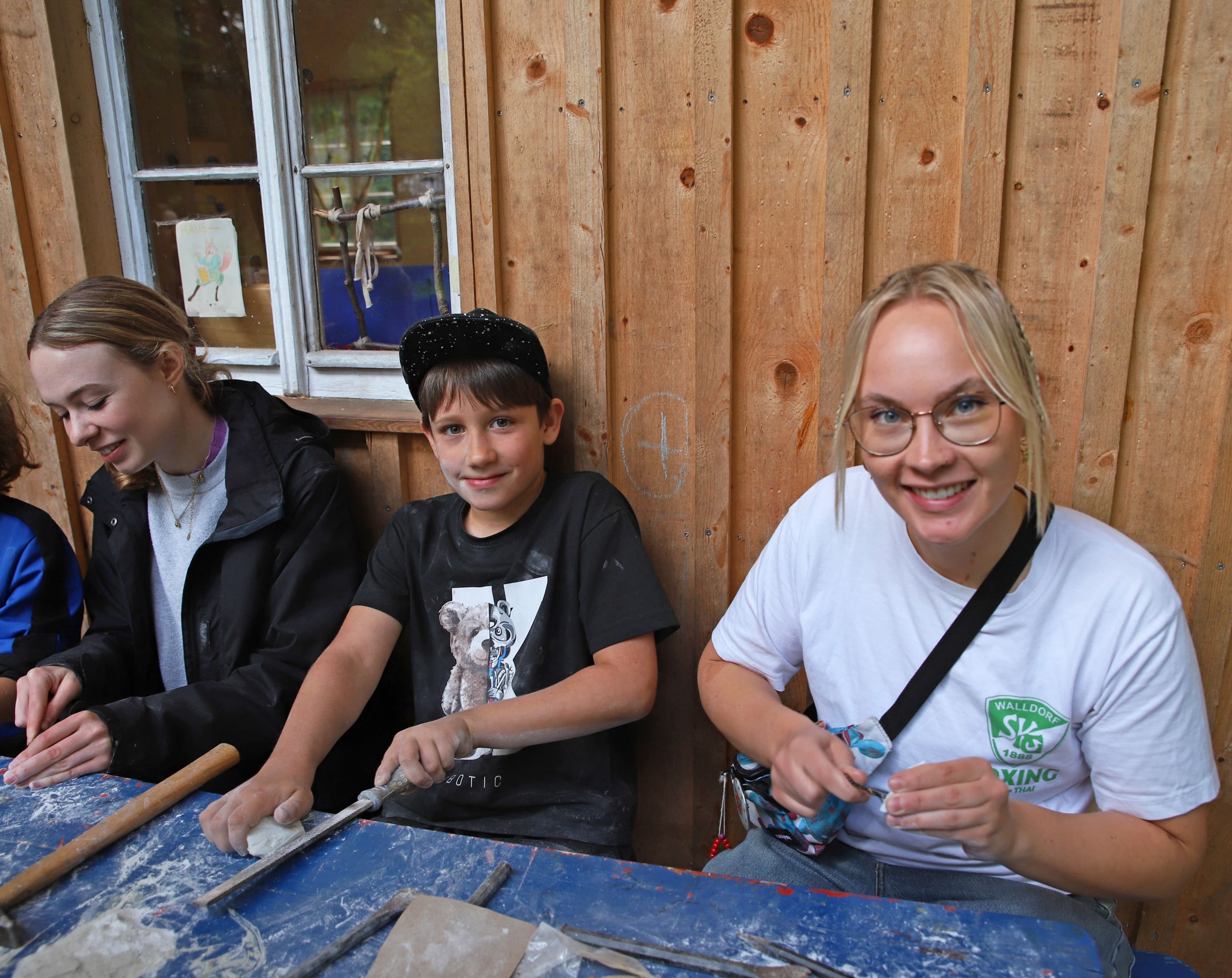 Bürgermeisterin Nadine Bernshausen besuchte die Ferienspiele der Stadt Marburg im Stadtwald.