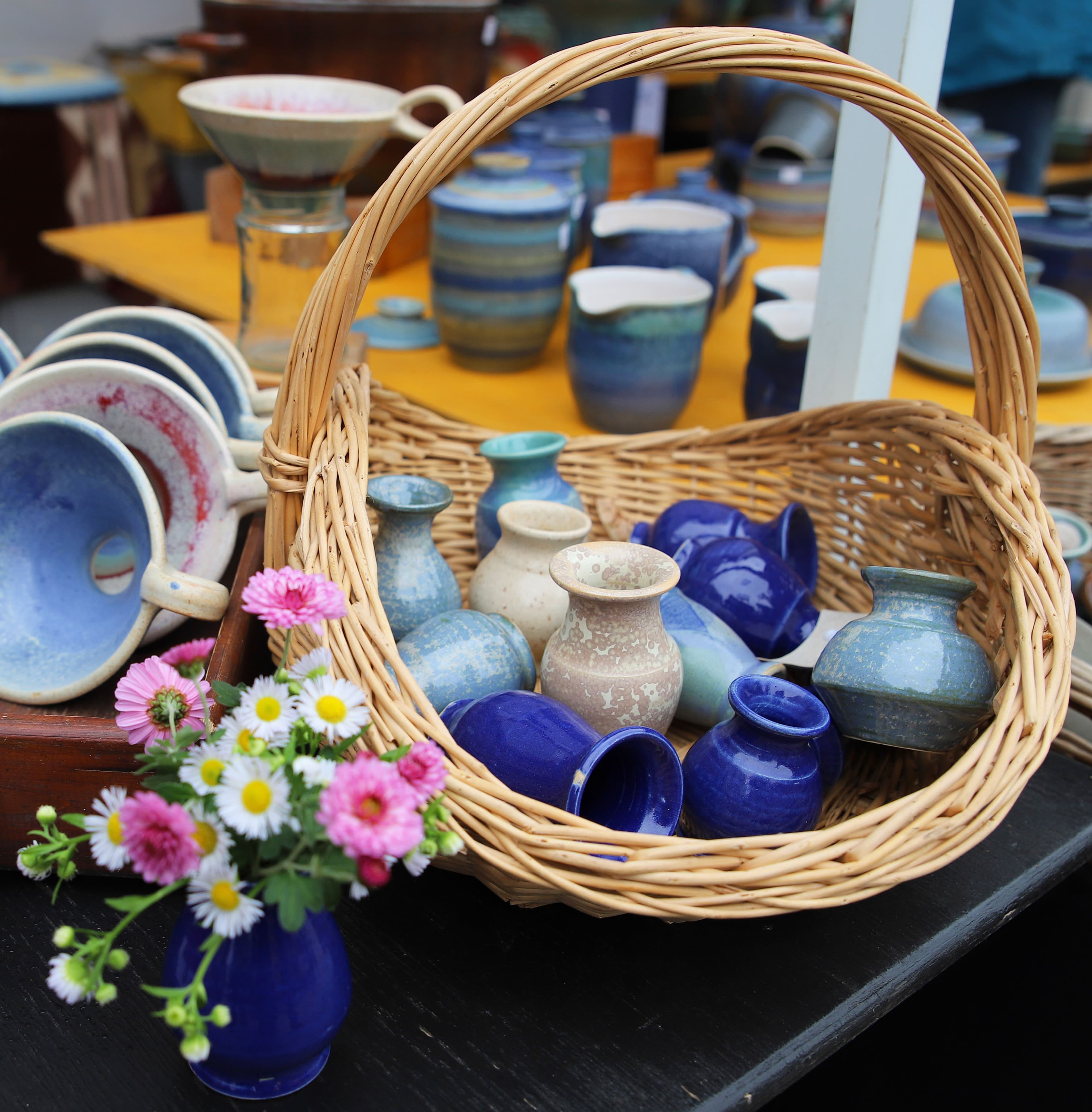 Stadträtin Kirsten Dinnebier und Martina Klinge, Organisatorin des Marburger Kunsthandwerkermarkts, besichtigen die Vielzahl der Stände und handgefertigten Produkte beim traditionellen Kunsthandwerkermarkt in Marburg.