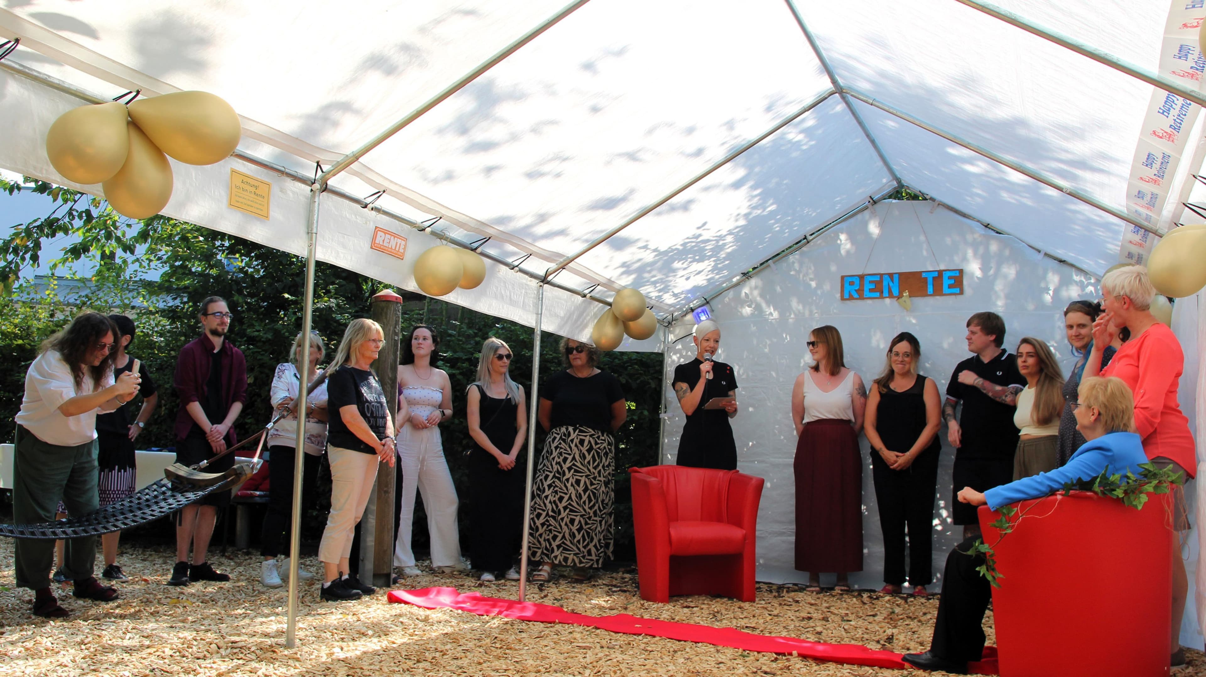 Oberbürgermeister Dr. Thomas Spies überreicht Renate Schöffmann die Goldene Ehrennadel der Stadt Marburg zur Verabschiedung nach über 40 Jahren im Dienst der Kita Auf der Weide.