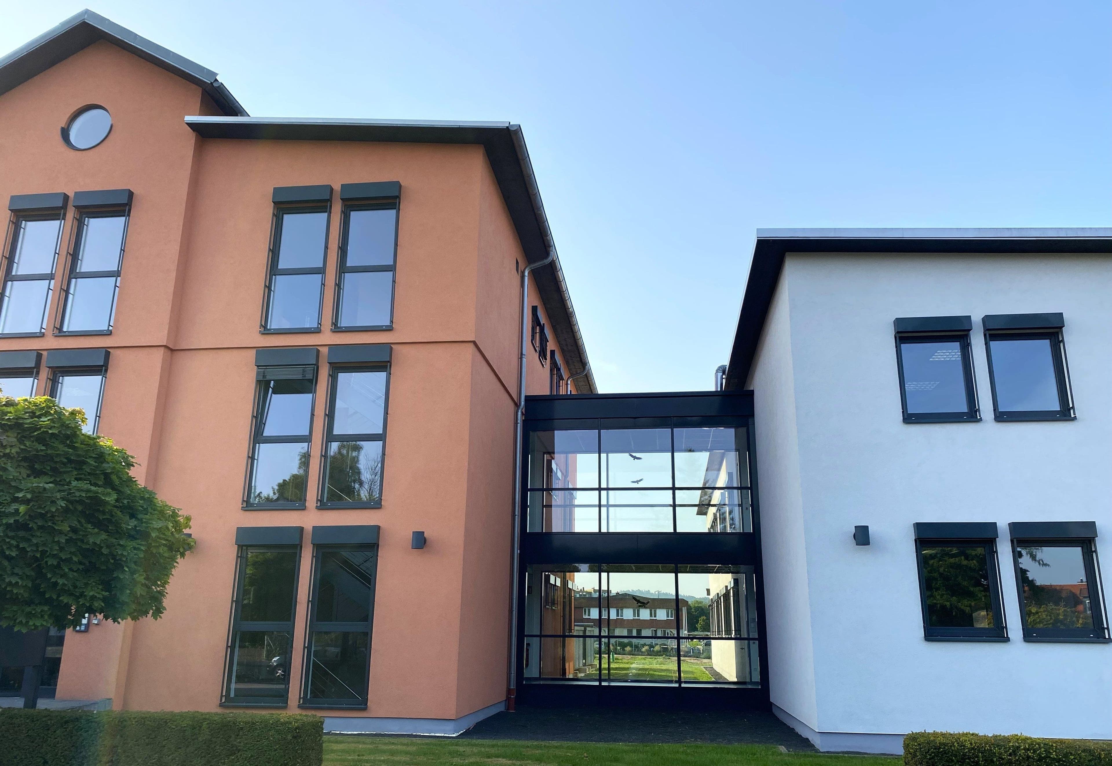 Stadtbüro, Standesamt und Ausländerbehörde ziehen von Frauenbergstraße 35 in die frühere U3-Holding-Verwaltung.