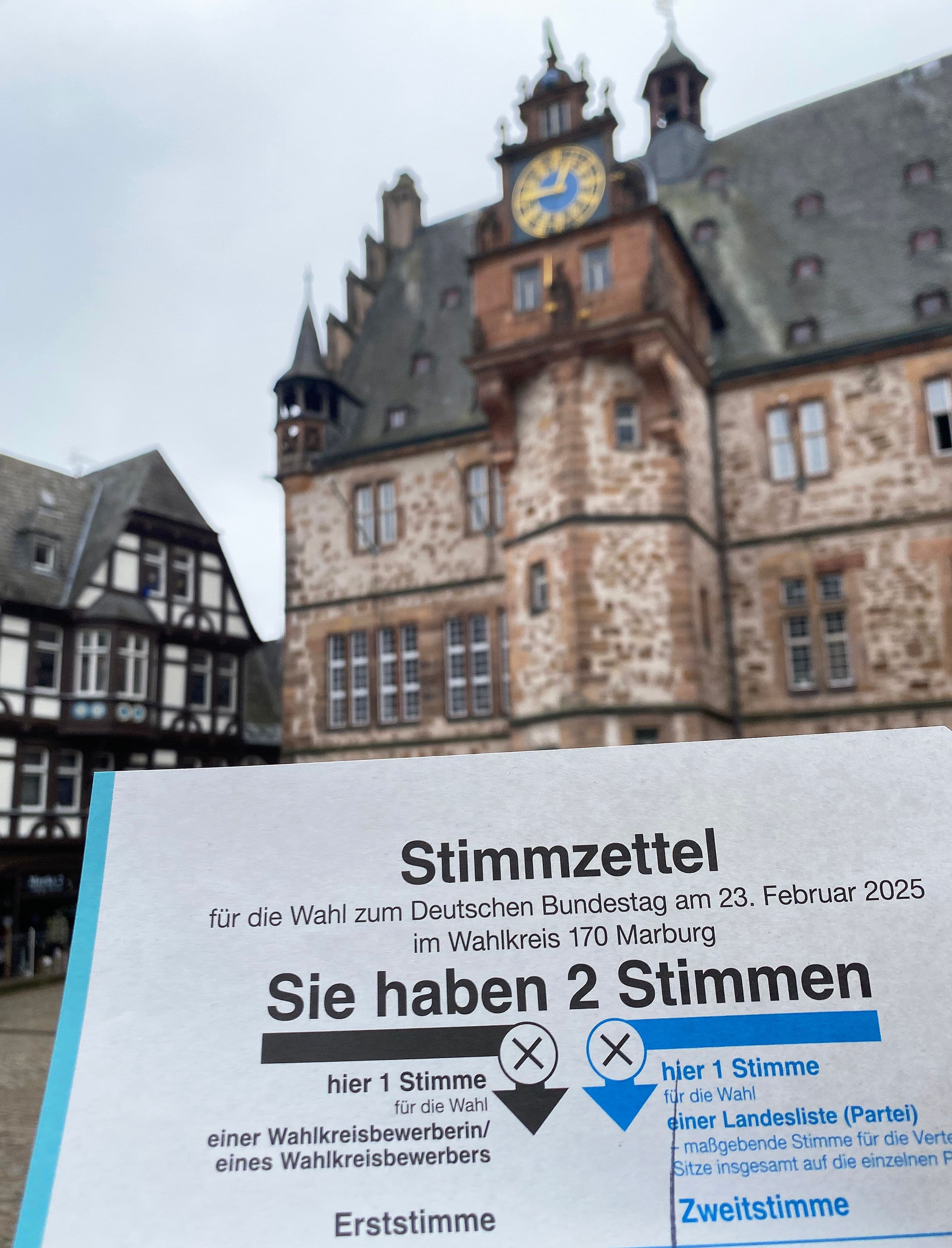 Das Wahlamt im Rathaus von Marburg ist eröffnet und ermöglicht den Bürgern, Briefwahlunterlagen persönlich zu beantragen und vor Ort auszufüllen.