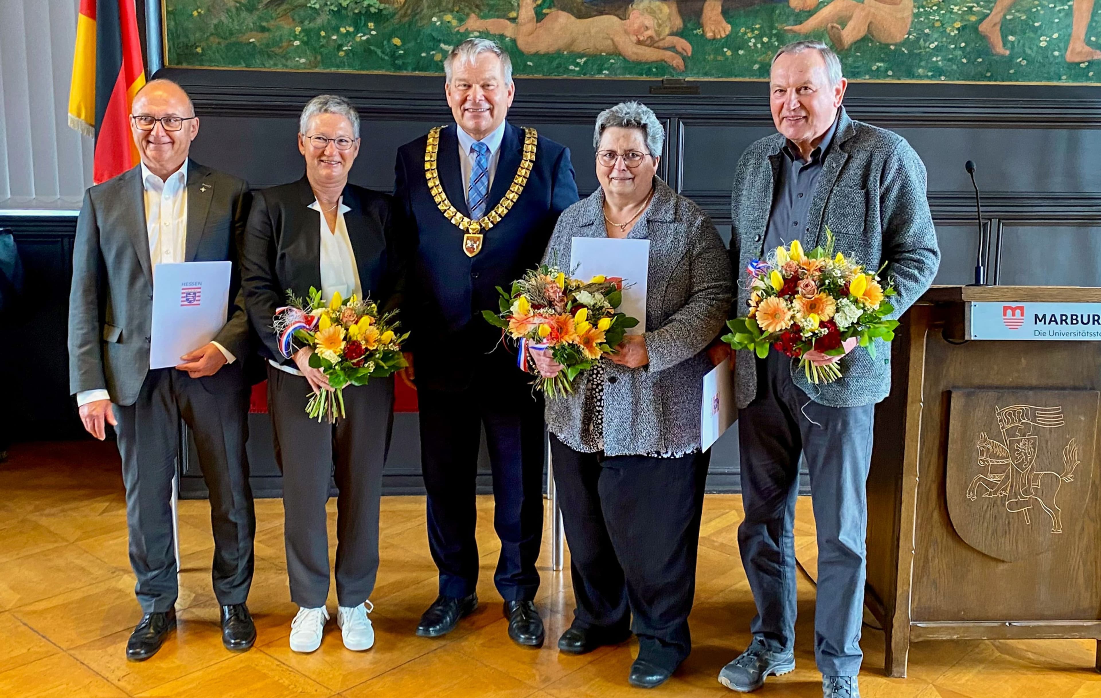 OB Dr. Spies ehrt Wellner, Ä und Weiershäuser bei der Verleihung Ehrenbrief und Stadtsiegel für den MGV Michelbach.
