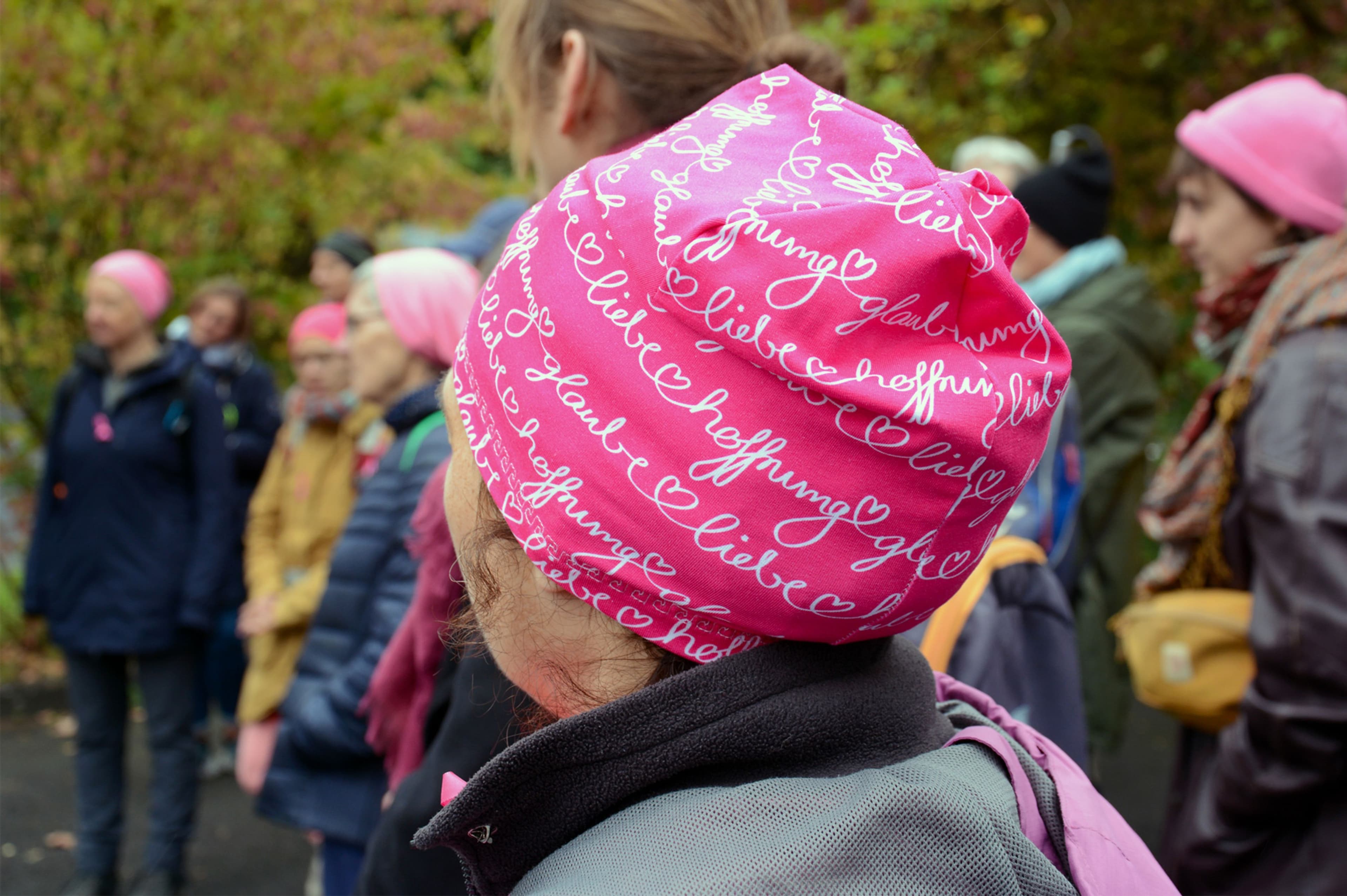 Viele Teilnehmende tragen beim Oktoberwalk die Farbe Pink, um auf Brustkrebs aufmerksam zu machen.