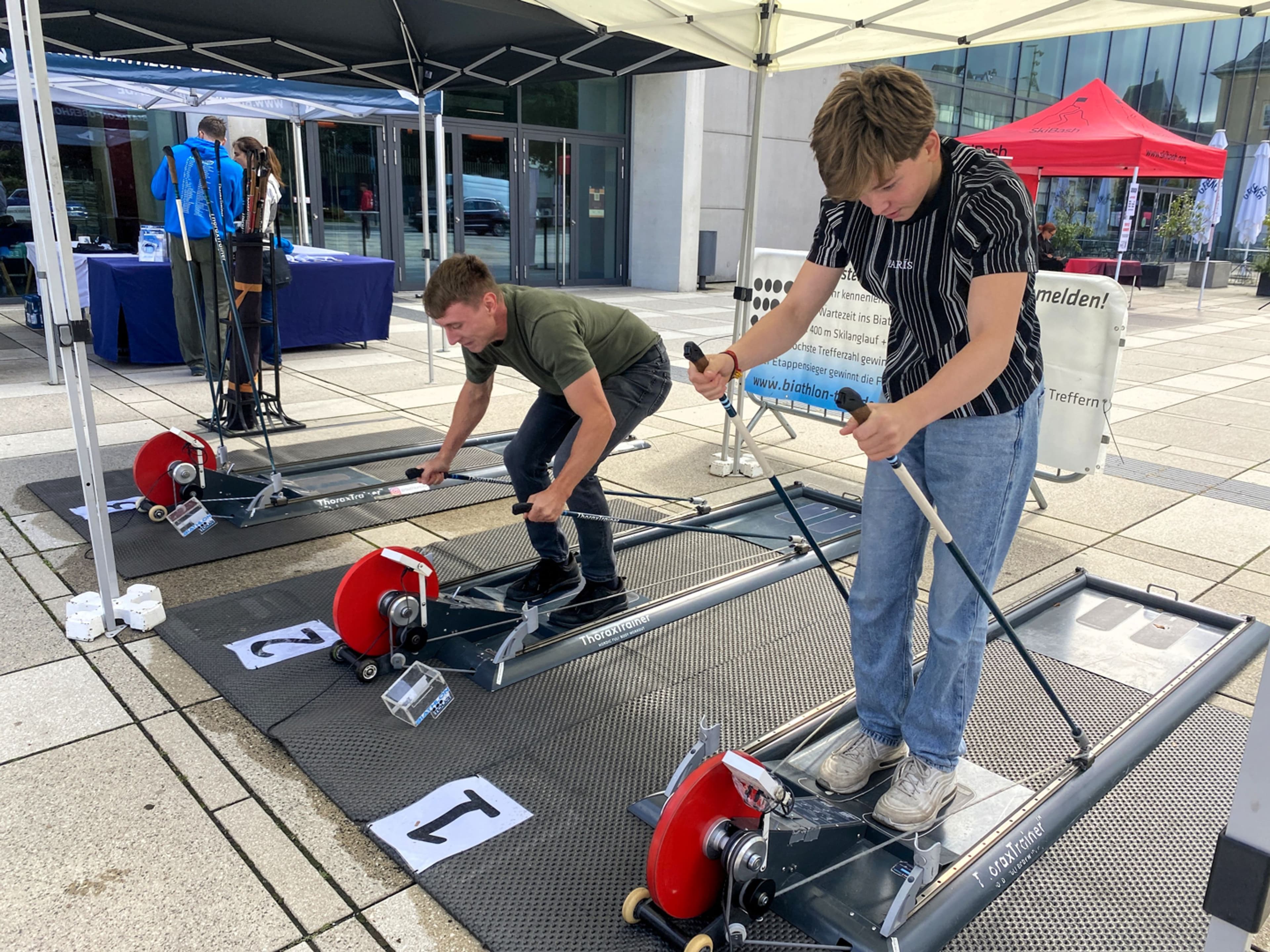 Stadt Marburg veranstaltet Citybiathlon mit Infrarot-Biathlon-Gewehren für Bürgerinnen und Bürger.