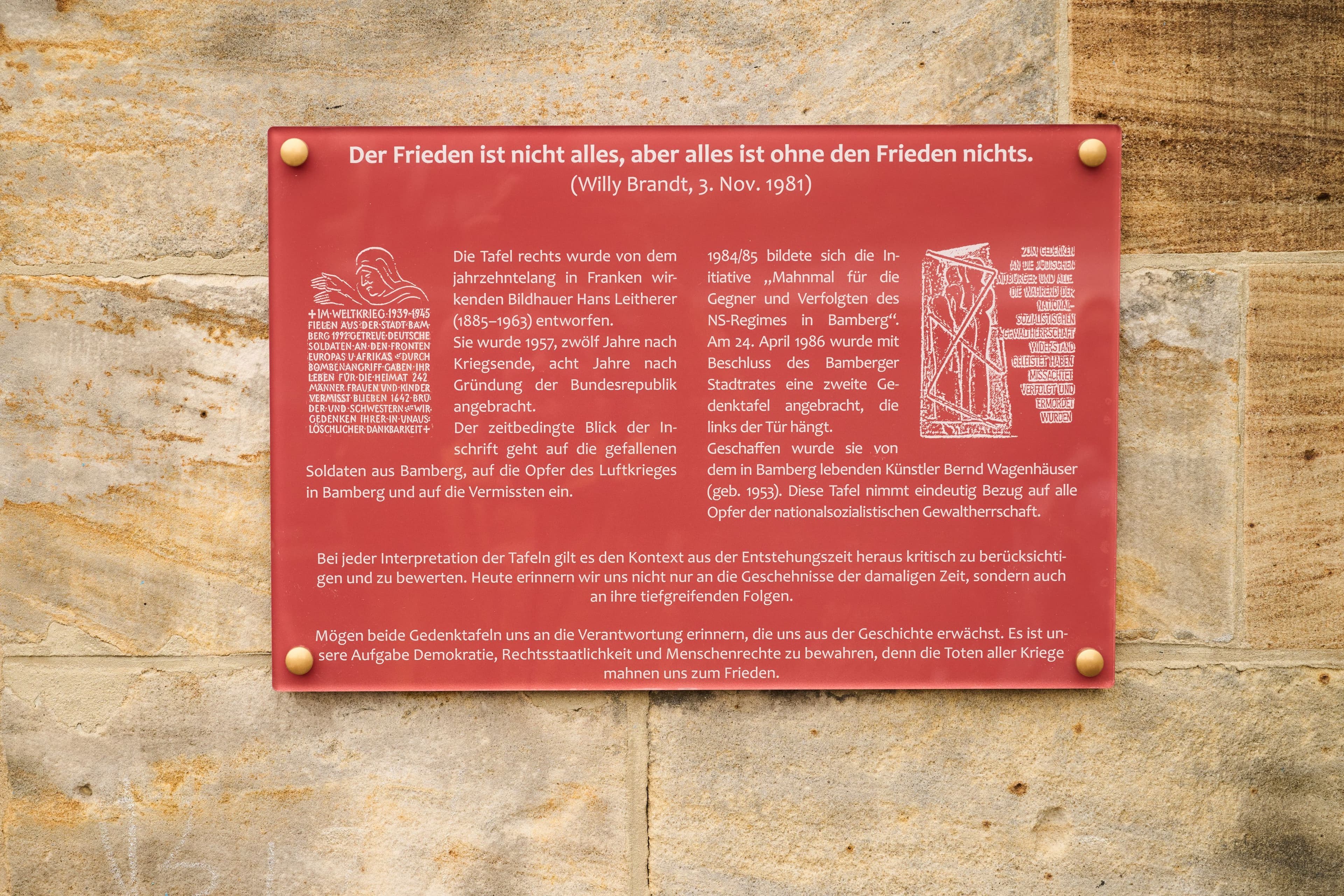 Die neue Erklärtafel ergänzt die Gedenktafeln an der Unteren Brücke zur Erinnerungskultur.