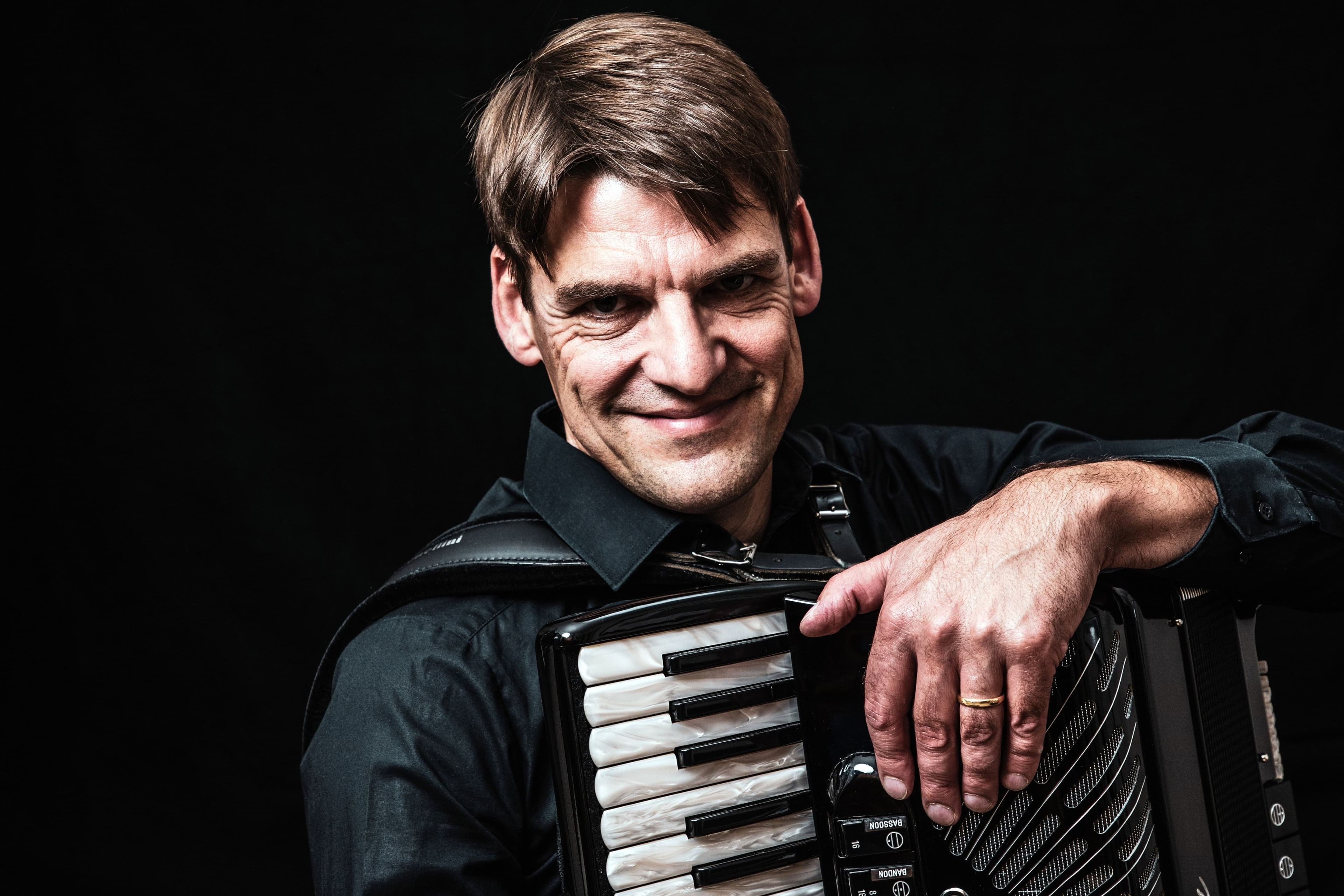 Søren Thies erinnert im Konzert Schloss Biedenkopf an deutsch-jüdische Künstler der Weimarer Zeit.