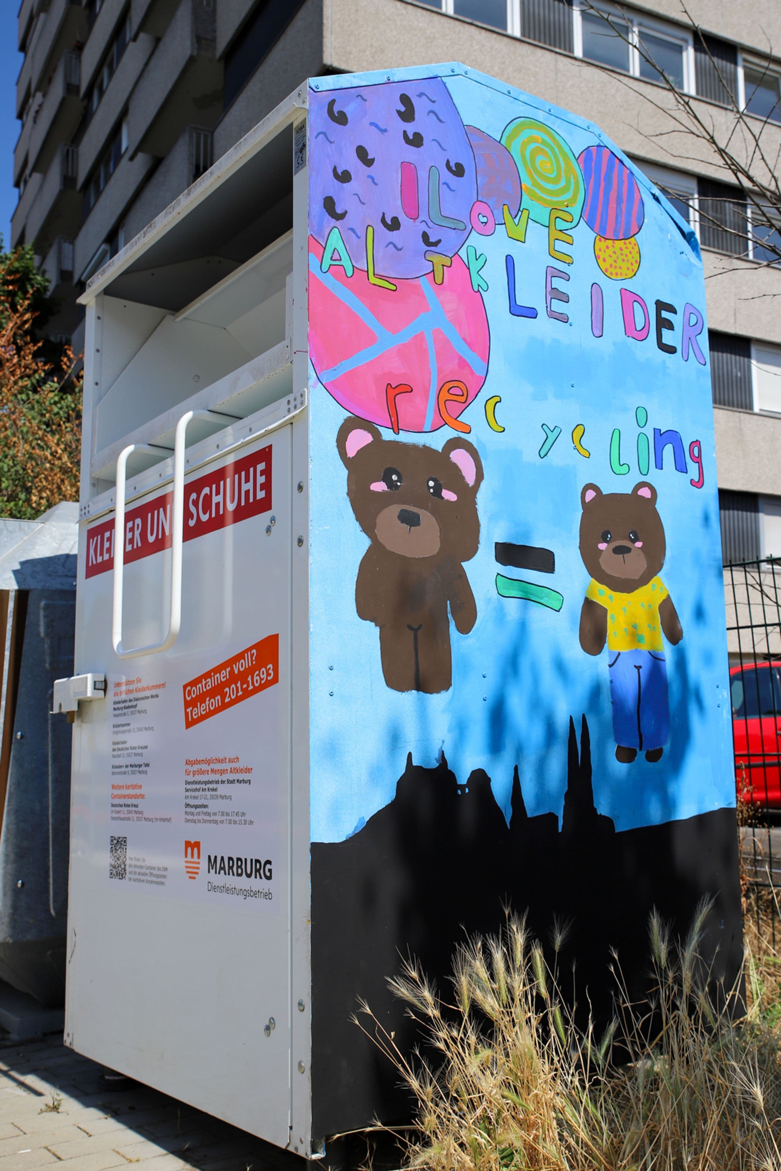 Kinder verschönern Altkleider-Container in Marburg | Symbolbild