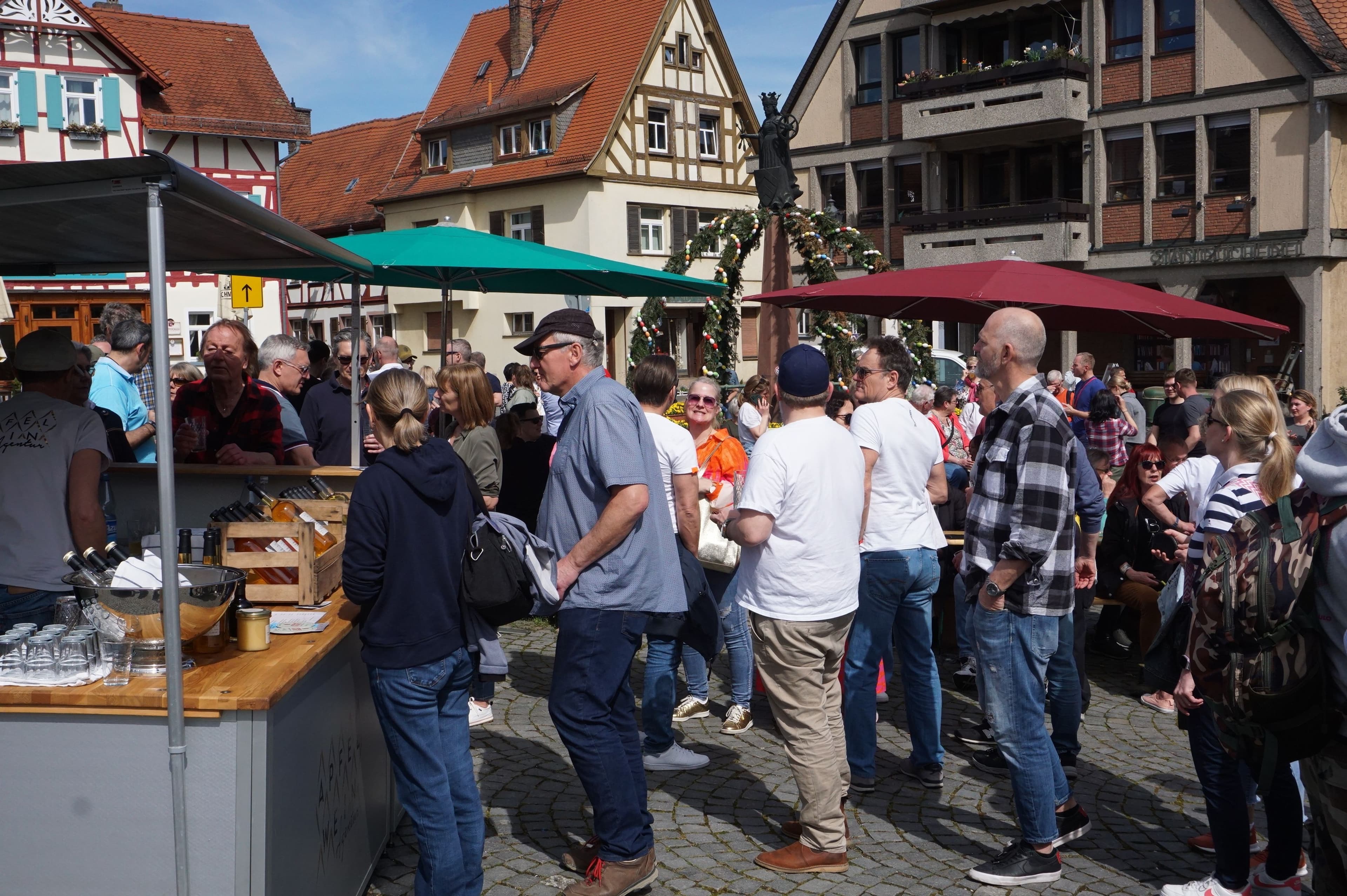 Szenen vom Altstadtmarkt Oberursel mit BĂŒrgermeisterin und deutsch-koreanischem Fest.