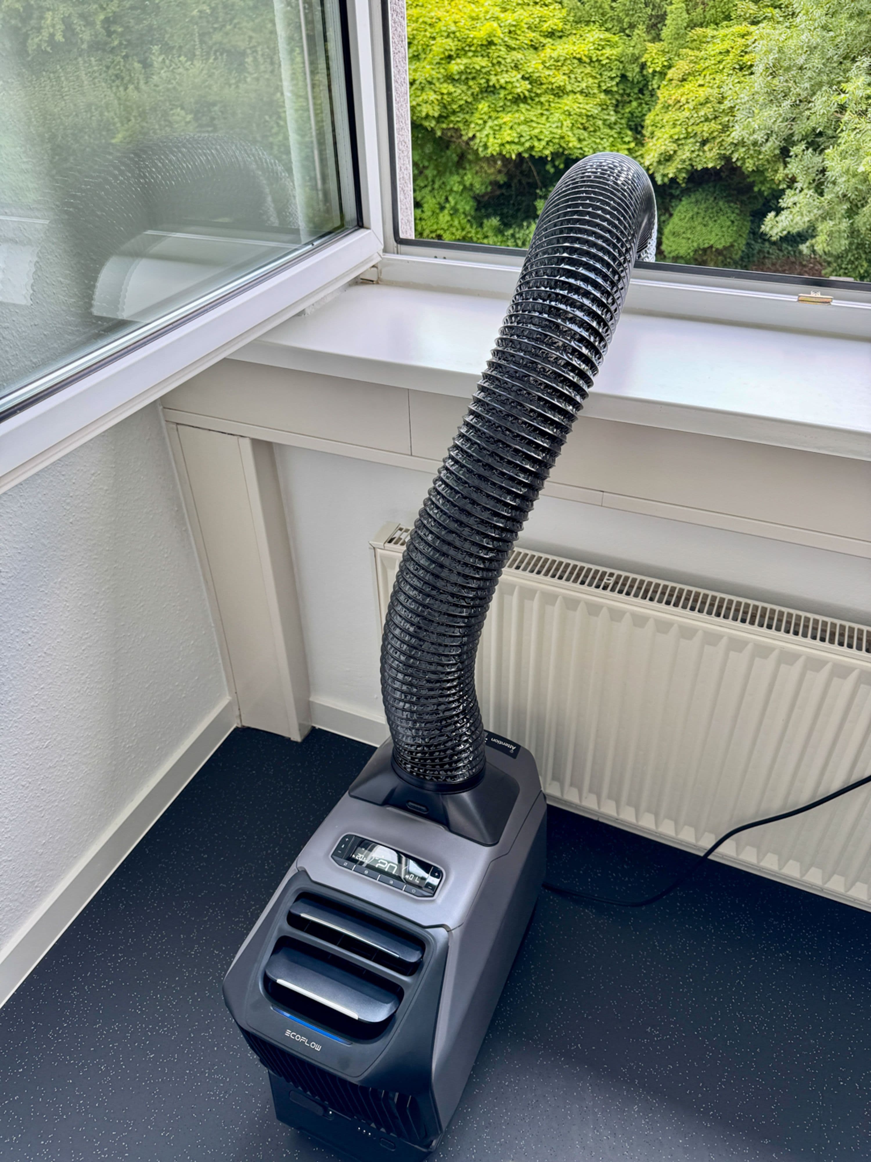 Der Sommer ist zurück: Abkühlung ist bei Temperaturen um die 30 Grad besonders wichtig., Mobile Klimaanlagen helfen der Stadt Marburg kurzfristig bei der Abwehr von Hitze-Gefahren., Die mobile Vernebelungsanlage kühlt an heißen Tagen öffentliche Plätze in Marburg.