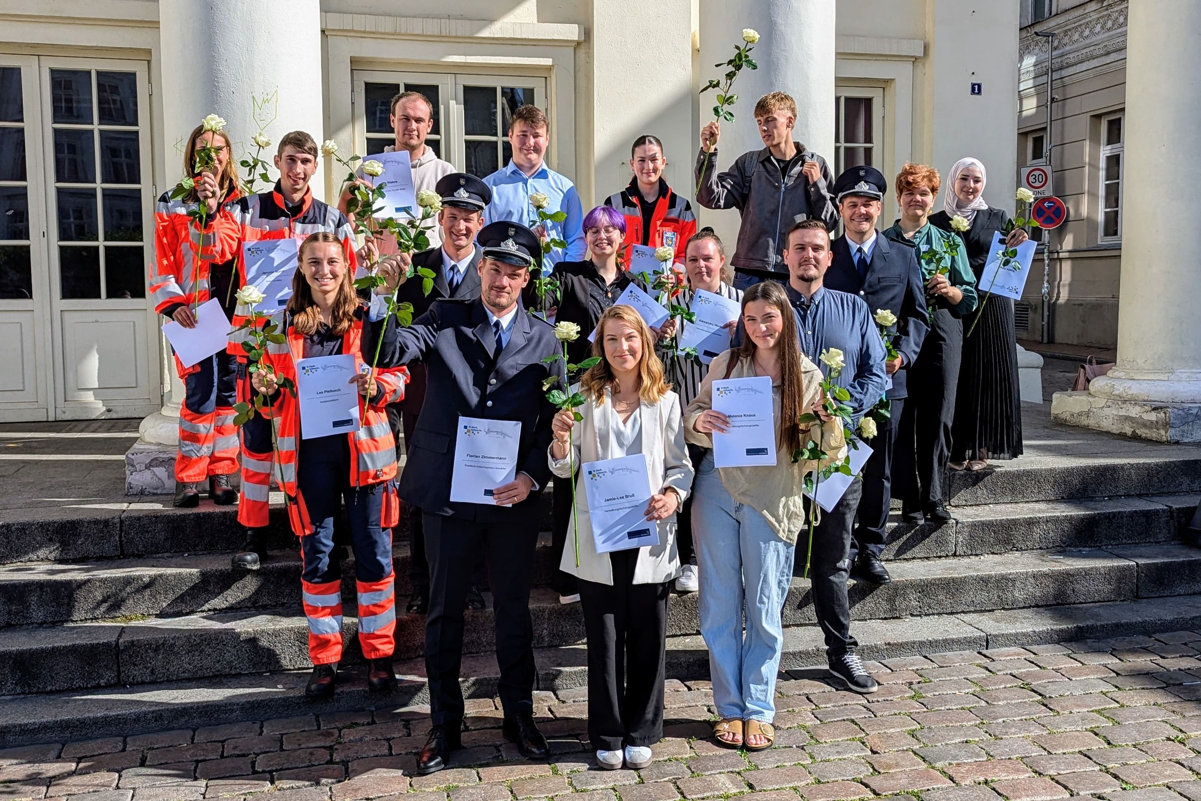 Oberbürgermeister Rico Badenschier begrüßt 21 junge Nachwuchskräfte, die ihre Ausbildung bei der Stadtverwaltung Schwerin beginnen.