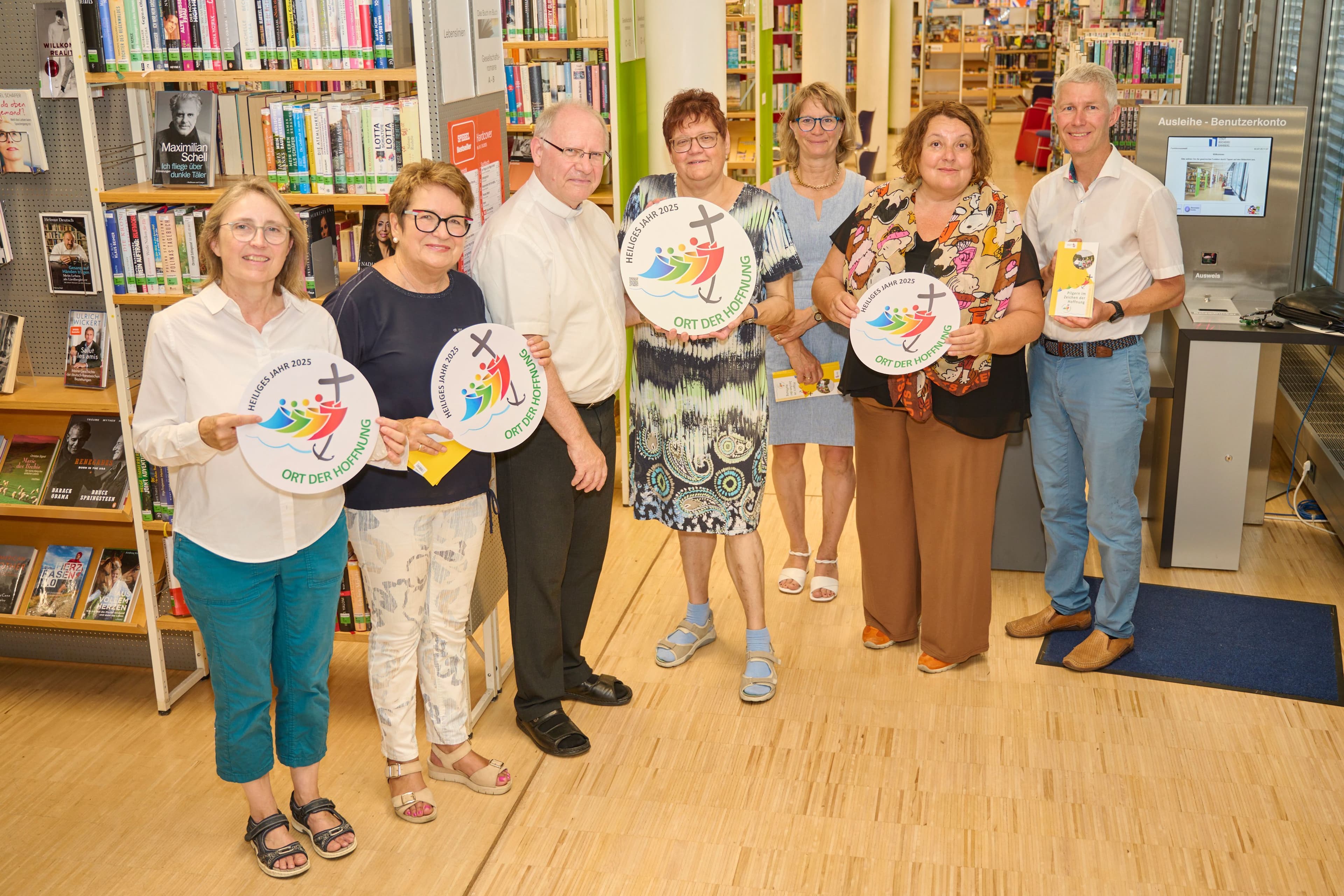 Die Stadtbücherei Bamberg wird als "Ort der Hoffnung" ausgezeichnet und erhält ein entsprechendes Schild.