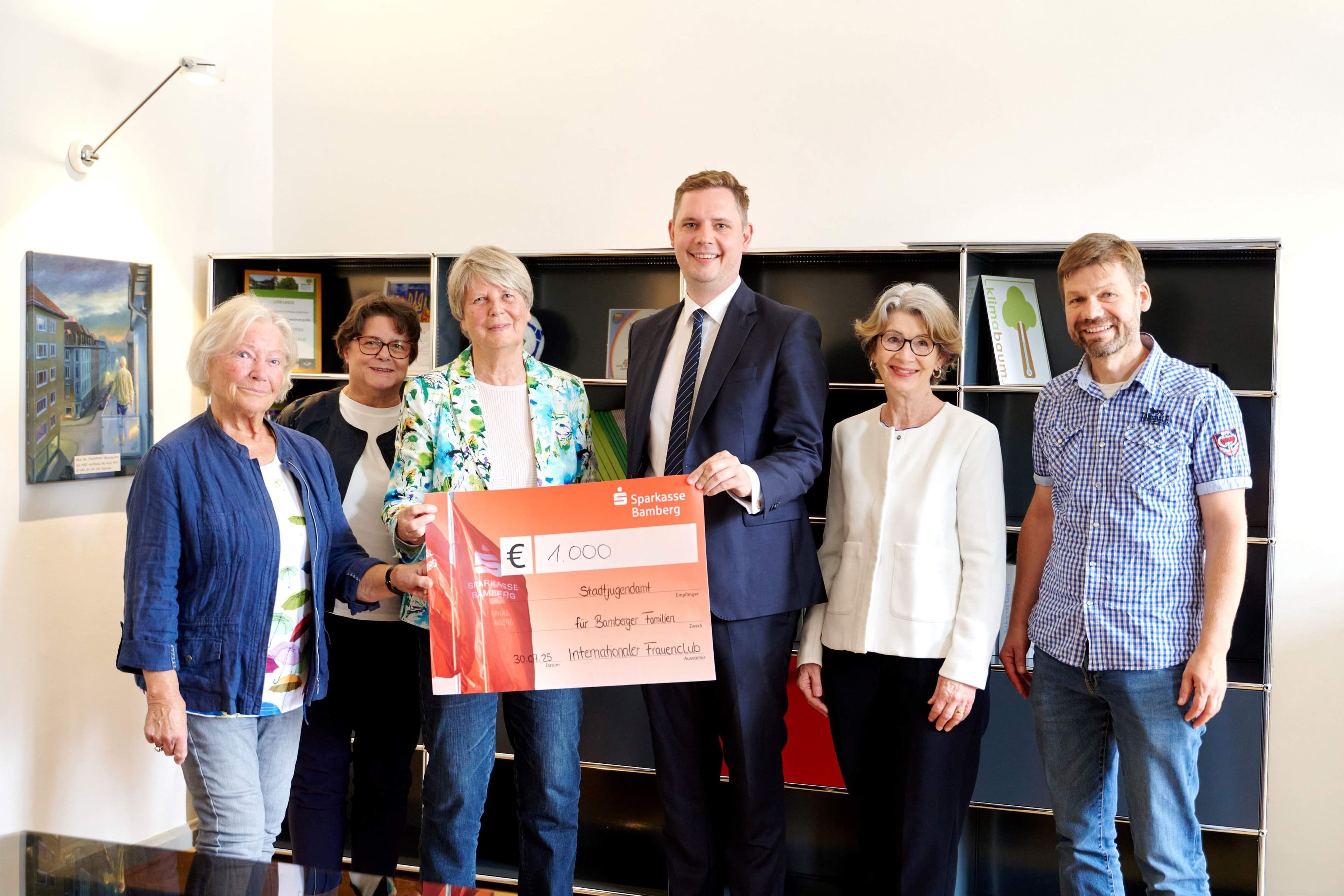 Mitglieder des Frauenclubs IWC übergeben eine Spende an Bürgermeister Glüsenkamp und Jugendamtsleiter Egetenmeir.