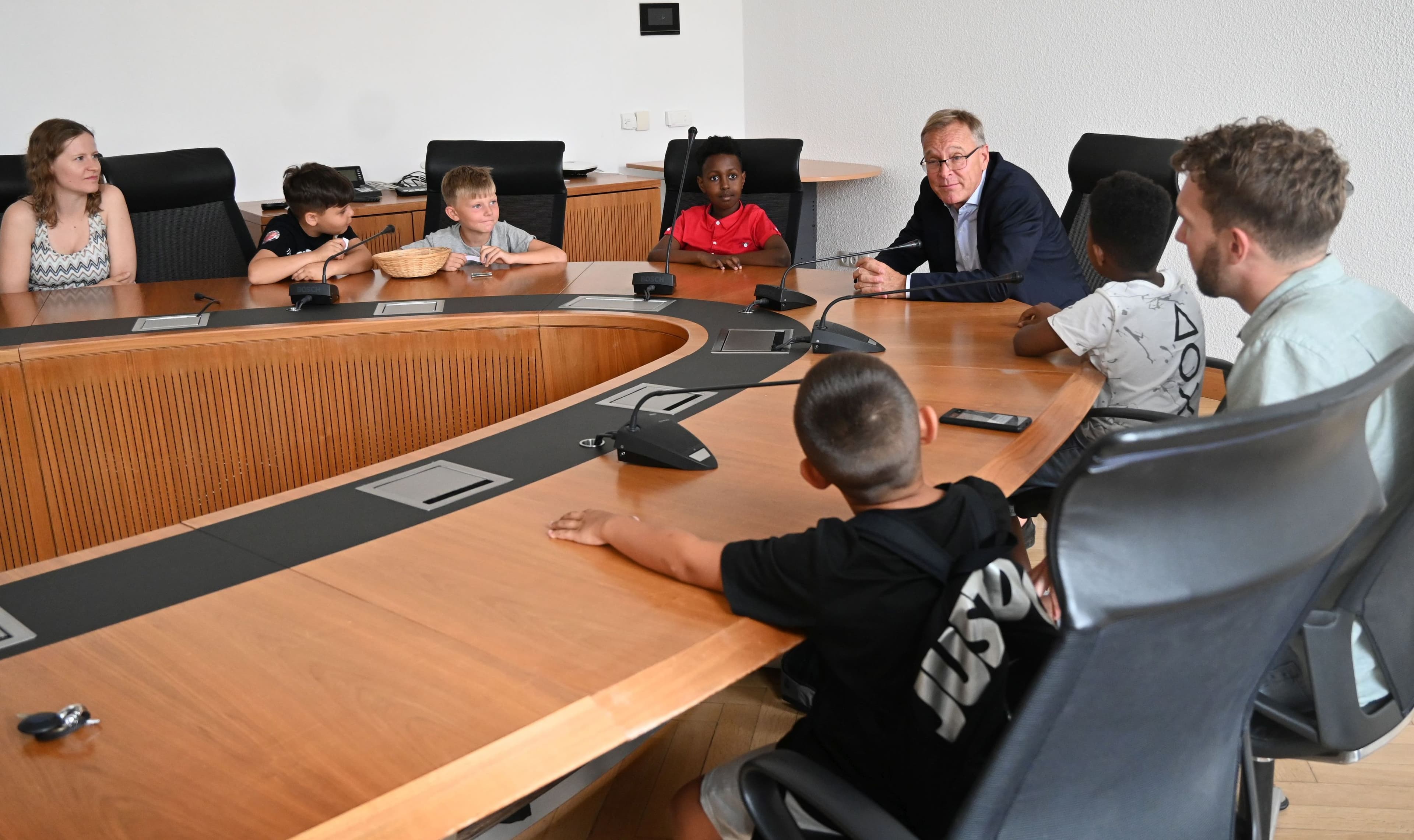 Kinder der BasKIDhall im Gespräch mit Oberbürgermeister Andreas Starke im Rathaus Bamberg.