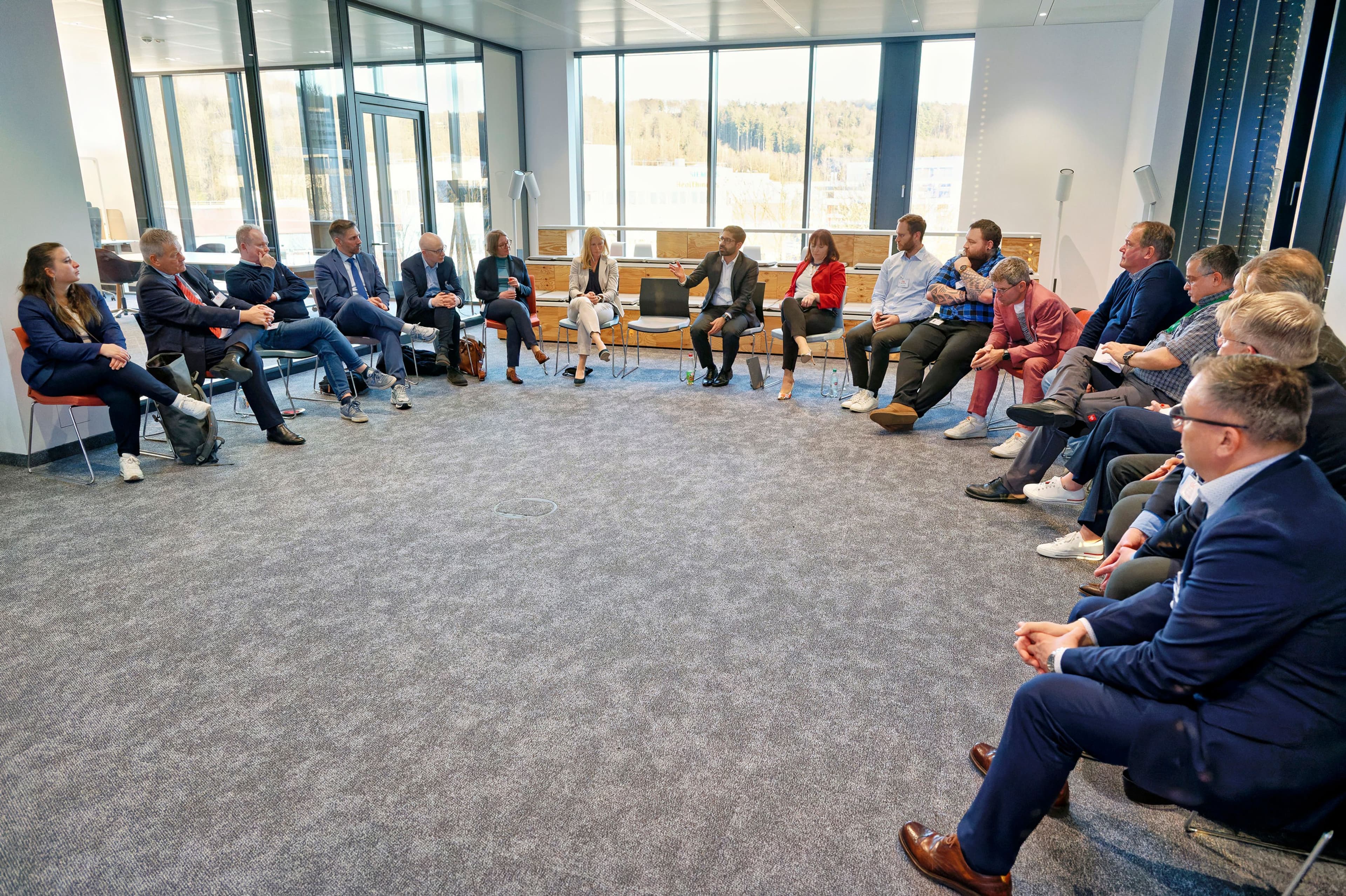 Staatsminister Kaweh Mansoori besucht Marburg, um die Bedeutung des Innovations-Standorts für die Region und die gesamte Wirtschaft zu betonen. Vertreter aus Wirtschaft und Forschung haben ihn während seines Aufenthalts über die Stärken und zukünftigen Bedarfe des Standorts informiert.