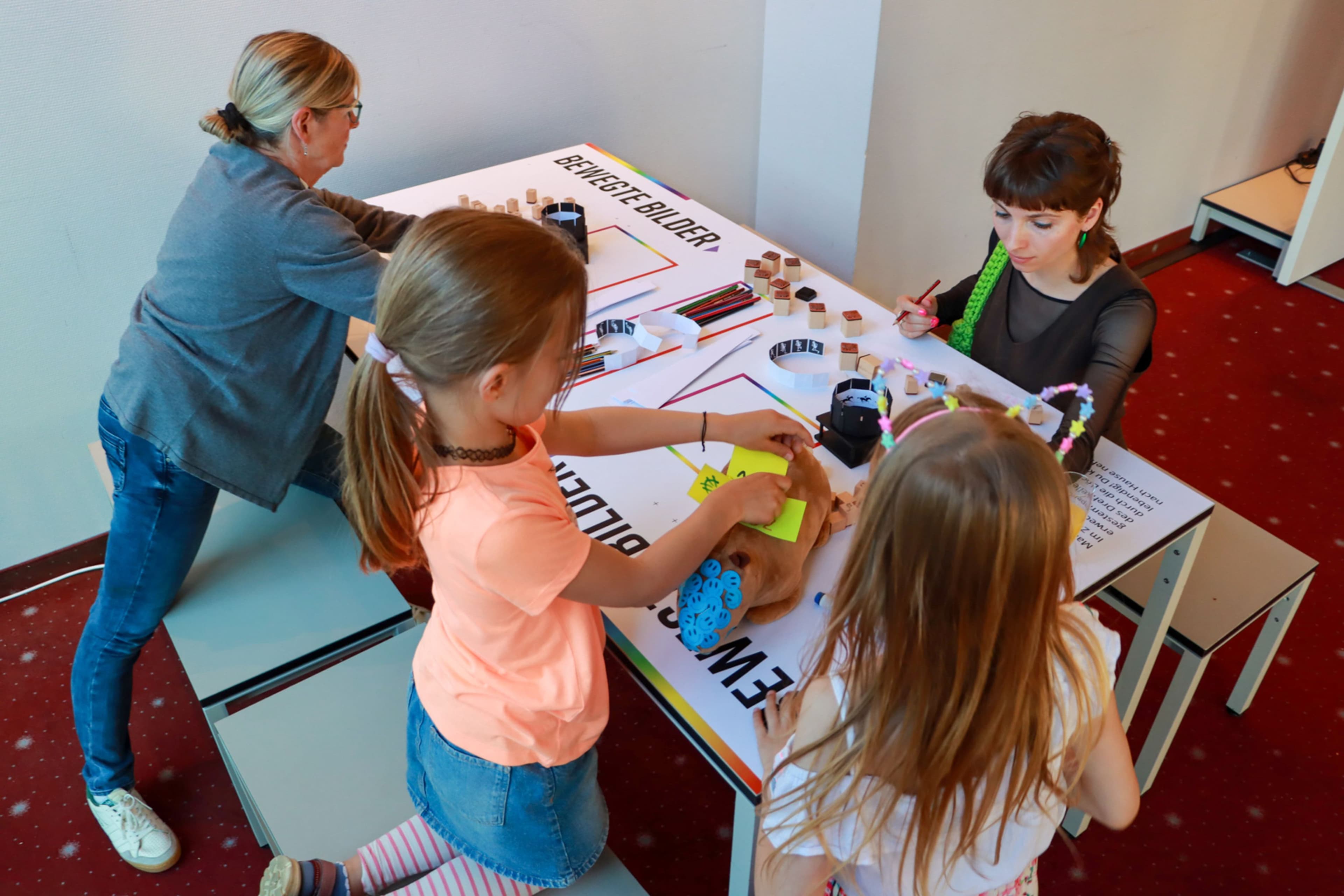 Projektkoordinatorin Olha Shkondina und Team bei der Ausstellungseröffnung im Cineplex Marburg.