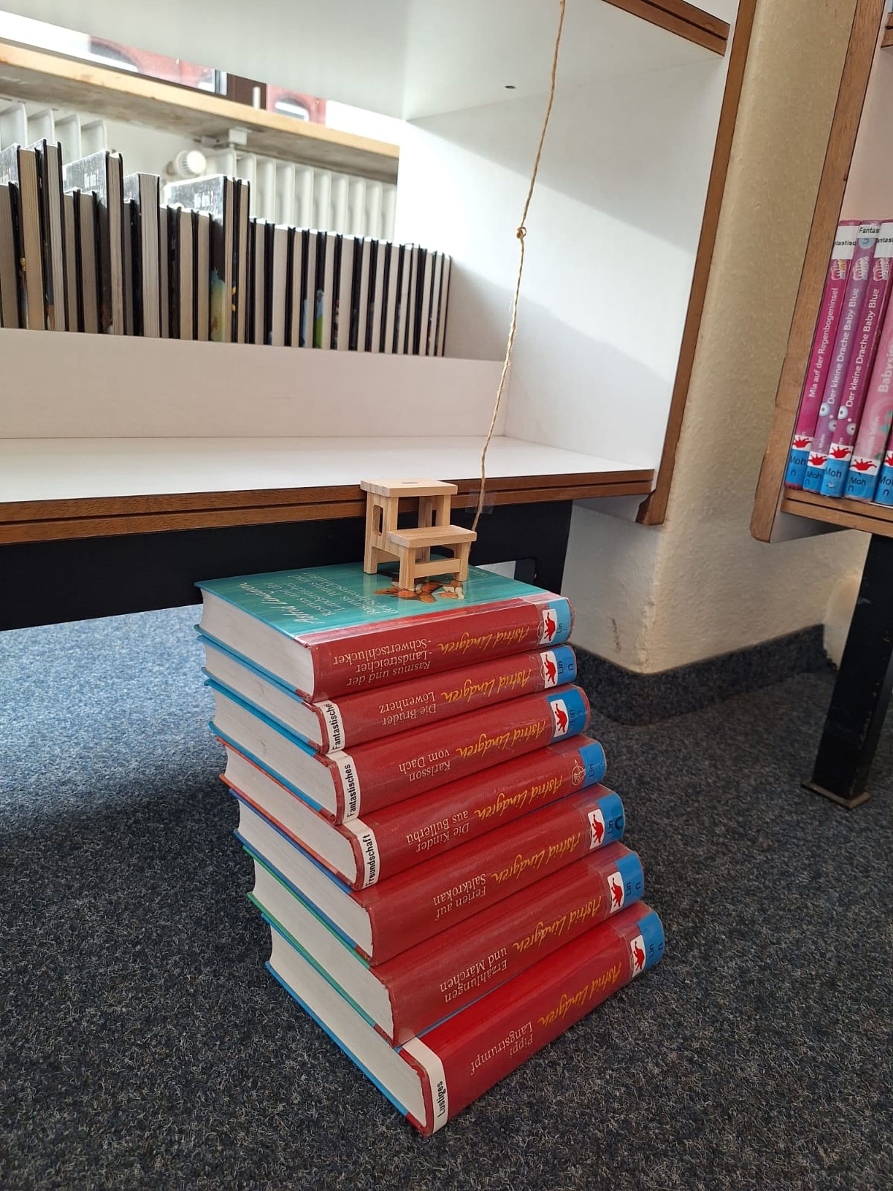 Wichtel Günter bringt Farbe in die Bücherei | Symbolbild