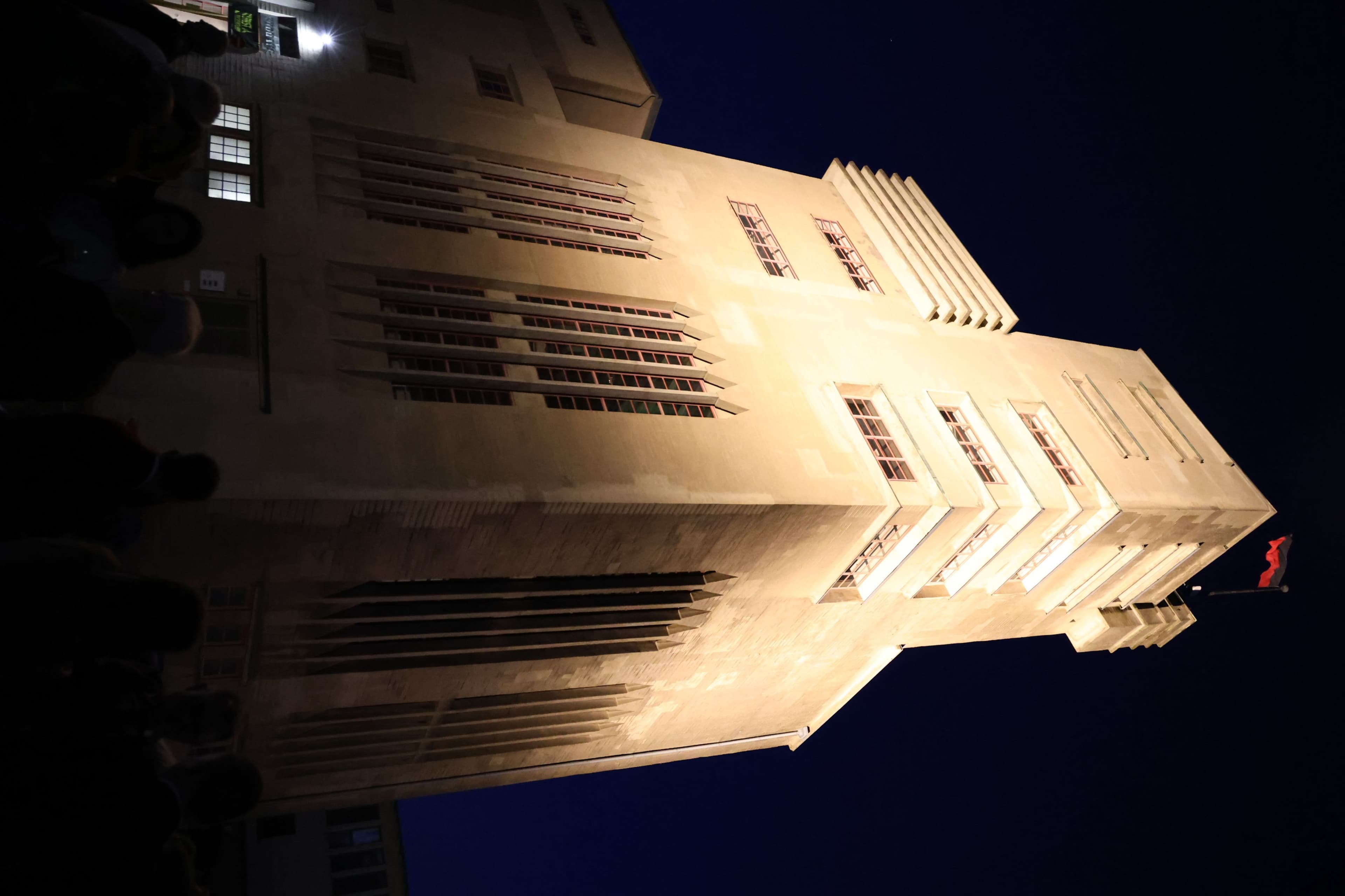 Der Beckerturm in St. Ingbert erstrahlt nachts dank moderner LED-Beleuchtung zum Jubiläum.