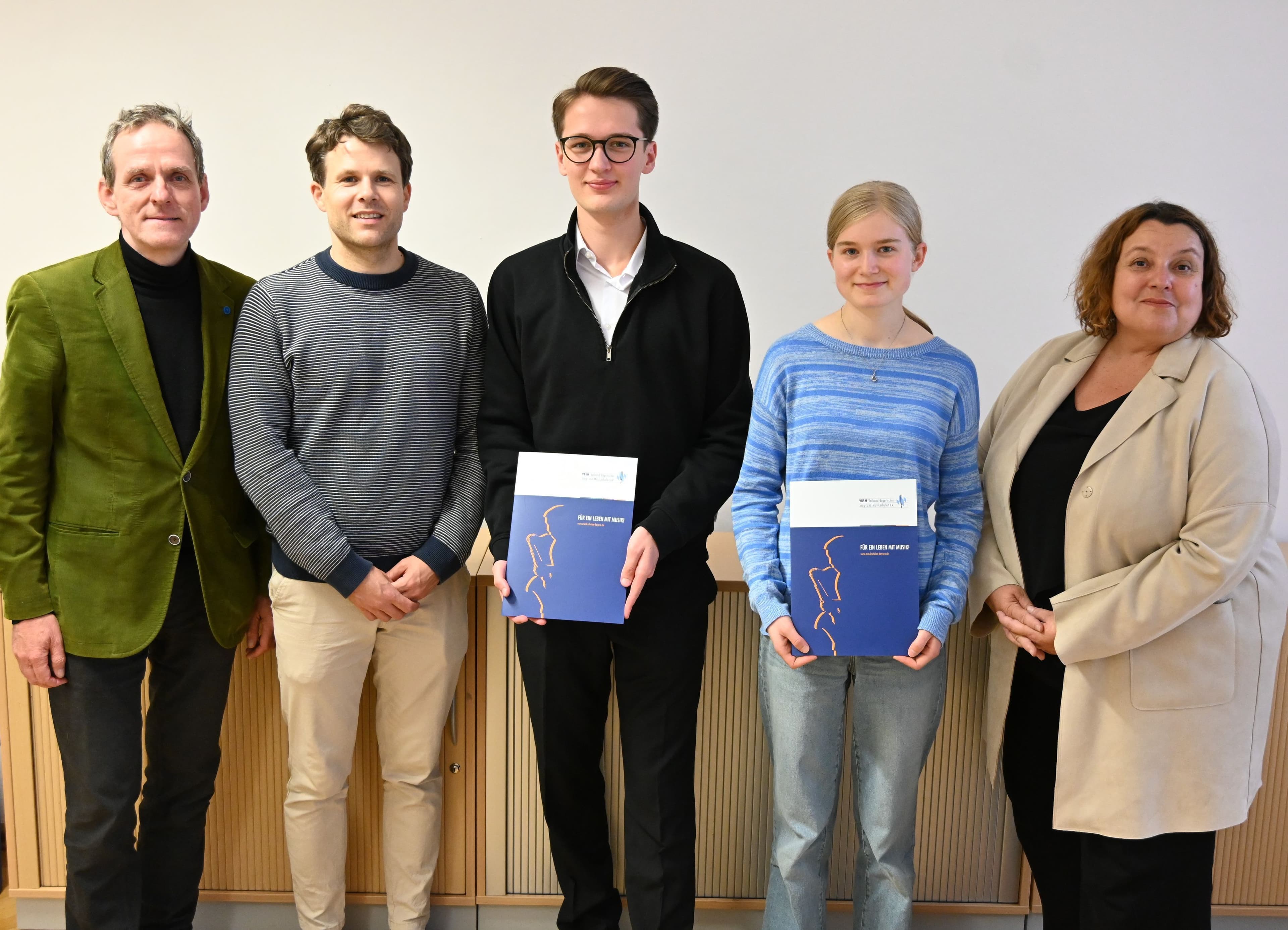 Ausgezeichnet mit dem Kompetenznachweis Musik wurden Johanna Linz und Jonas Appelfeller, mit Gratulation durch die Musikschulleitung.