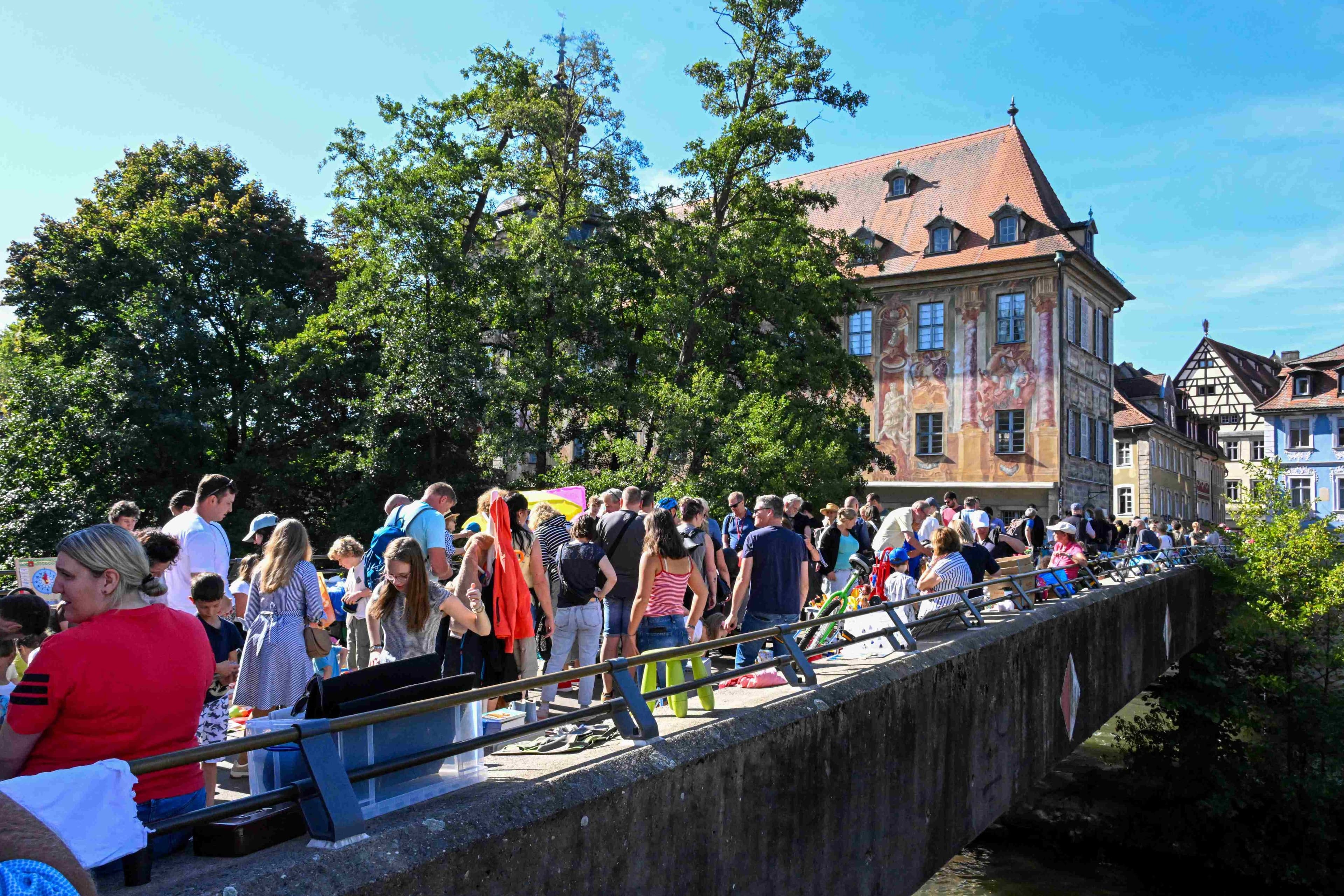 Übersicht Sommerferienprogramm der Stadt Bamberg 2025 – vielfältige Kurse und Aktionen für Kinder und Jugendliche., Kinder- und Jugendflohmarkt auf der Unteren Brücke mit jungen Verkäuferinnen und Verkäufern.