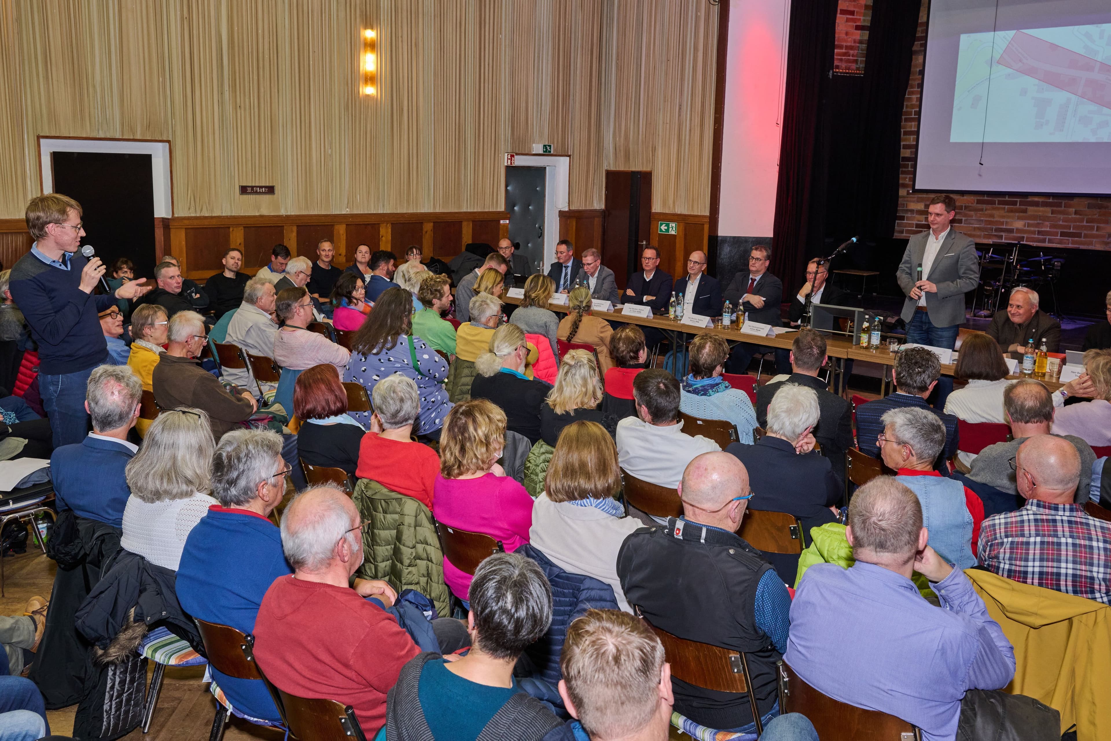 Bürgerinnen und Bürger beim Wortwechsel auf der Bürgerversammlung am 18. Dezember 2025.