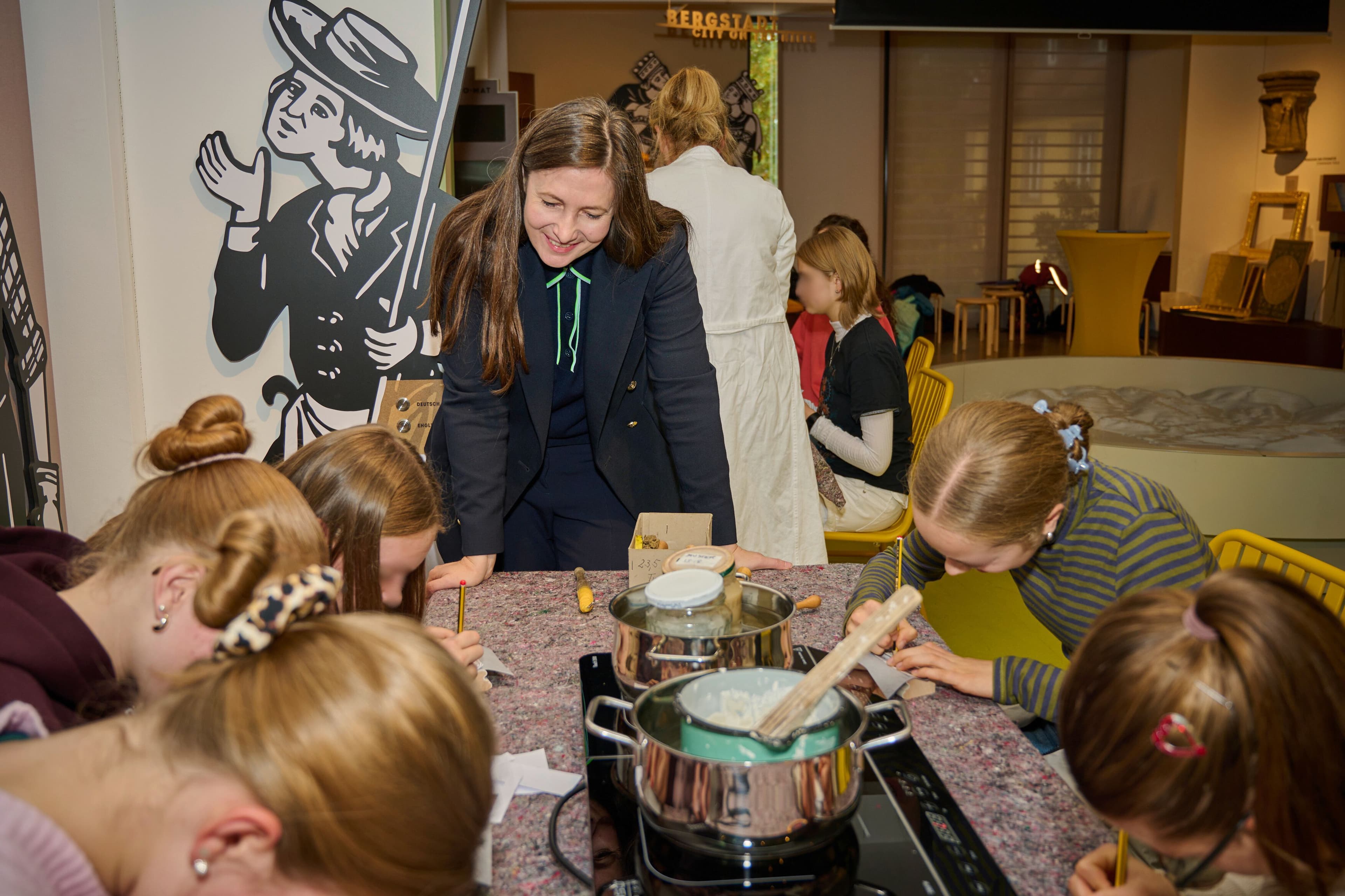 Welterbe-Managerin Dr. Simona von Eyb mit SchĂĽlerinnen bei einem Vergoldungs-Workshop im Zentrum Welterbe Bamberg.