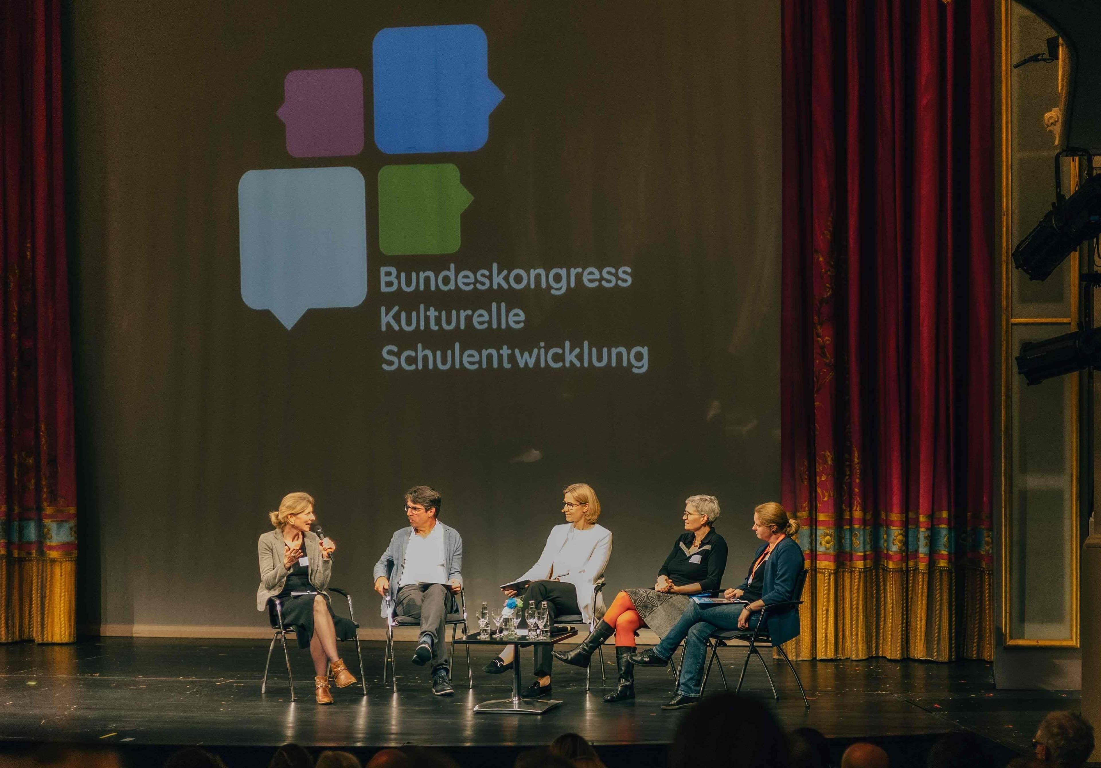 Die Geheime Dramaturgische Gesellschaft aktiviert die Teilnehmenden auf dem Bundeskongress., Einführung in das Themenfeld Kulturelle Bildung für den ganzen Tag auf dem Kongress., Titelbild der Tagungsdokumentation zum 5. Bundeskongress Kulturelle Schulentwicklung.