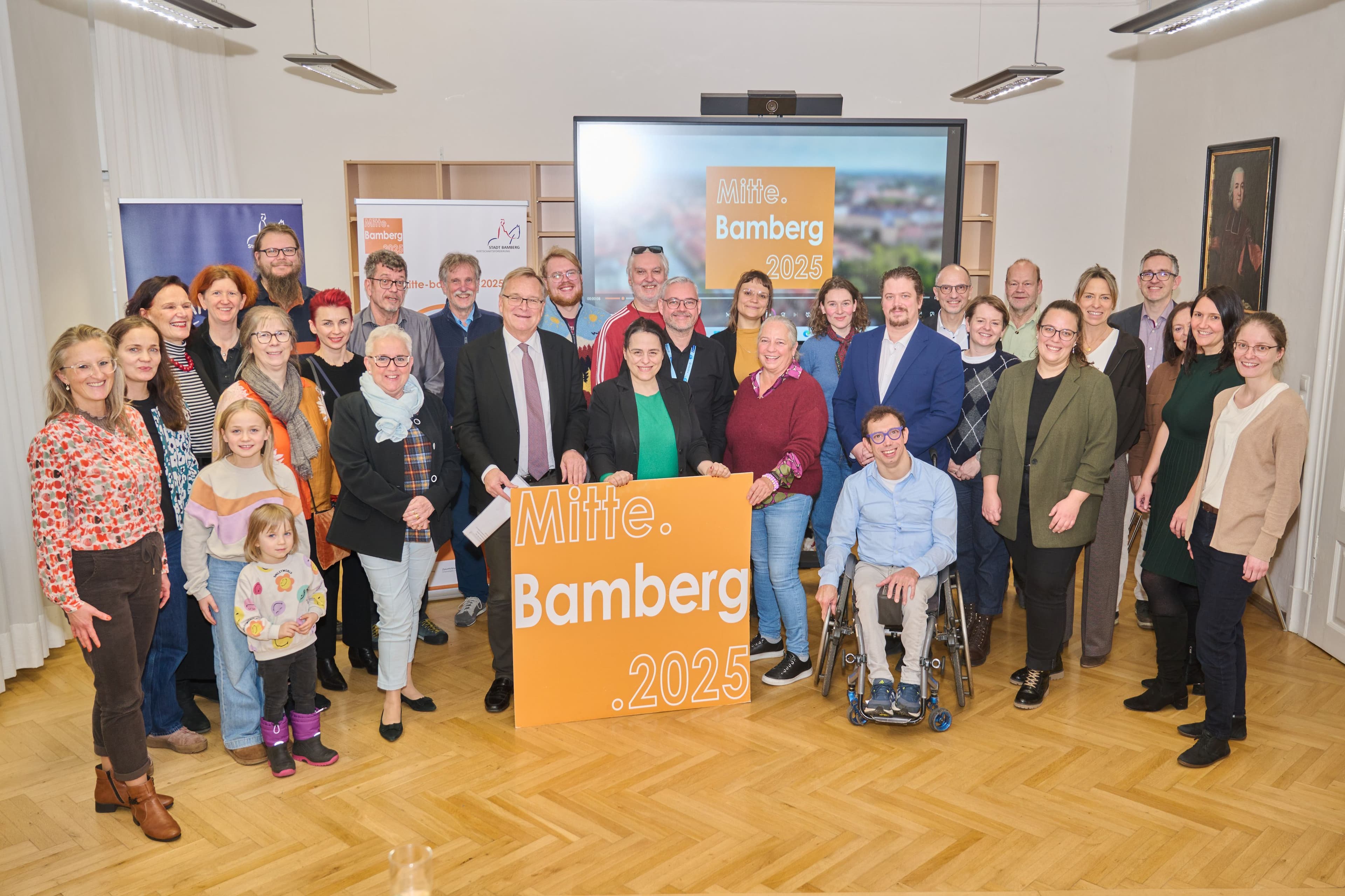 Oberbürgermeister und Team bedanken sich bei der Abschlussfeier für ihr Engagement im Projekt Mitte.Bamberg.2025.