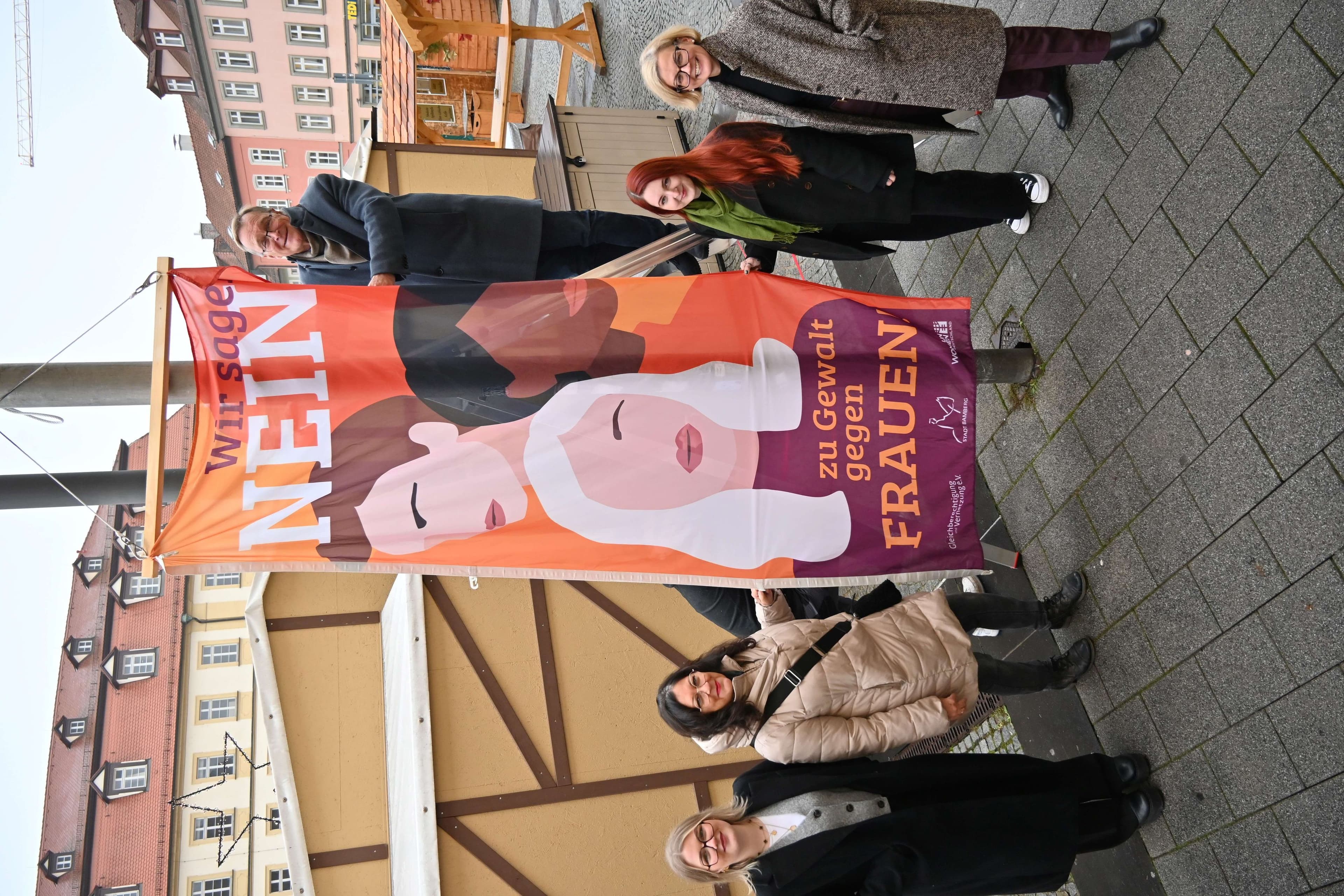 Flaggenhissung gegen Gewalt an Frauen vor dem Rathaus in Bamberg mit den Gleichstellungsbeauftragten und OB.