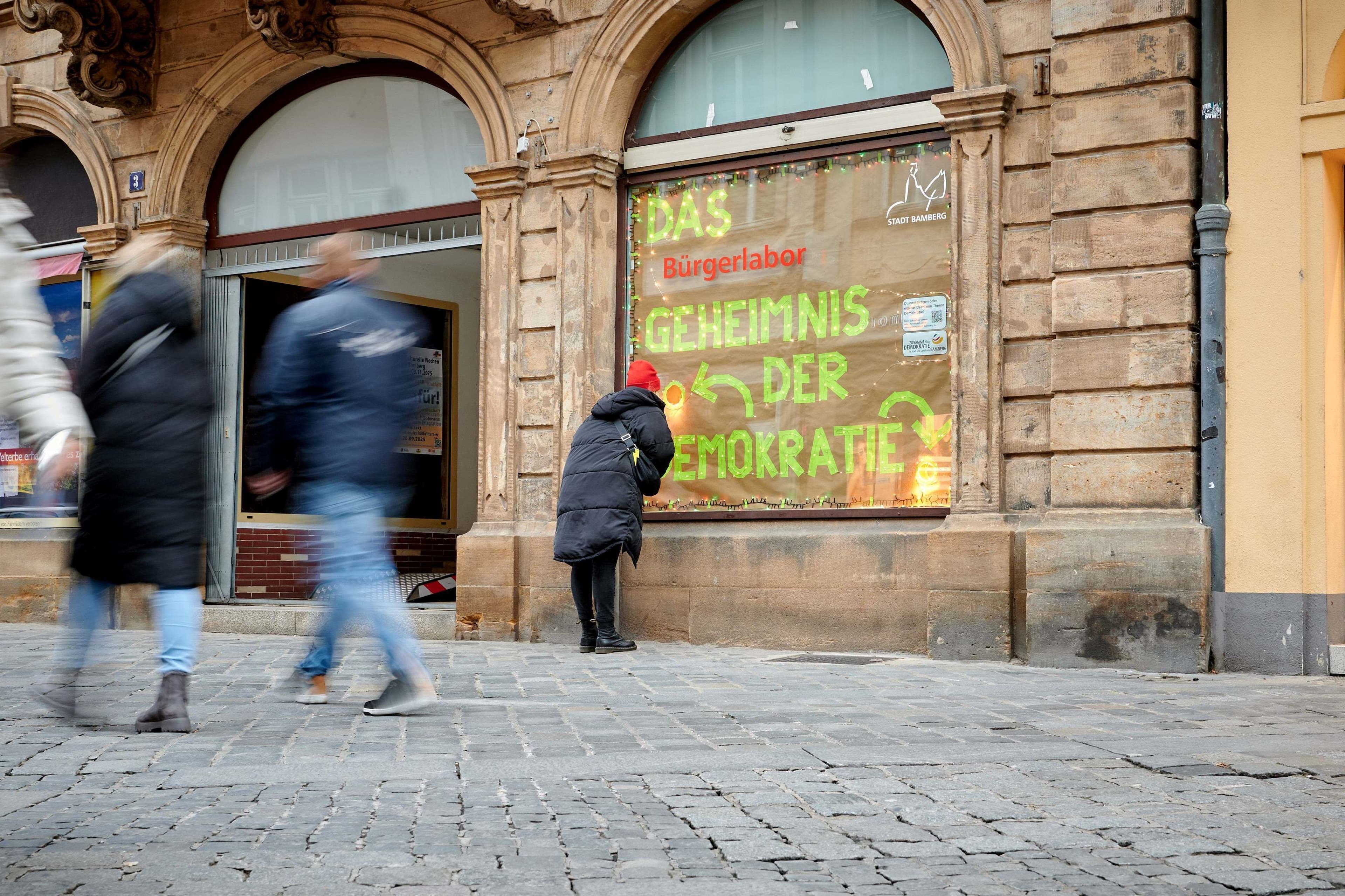 Aktion „Geheimnis der Demokratie“: Bürgerlabor-Schaufenster mit Gucklöchern lädt zum Entdecken ein.