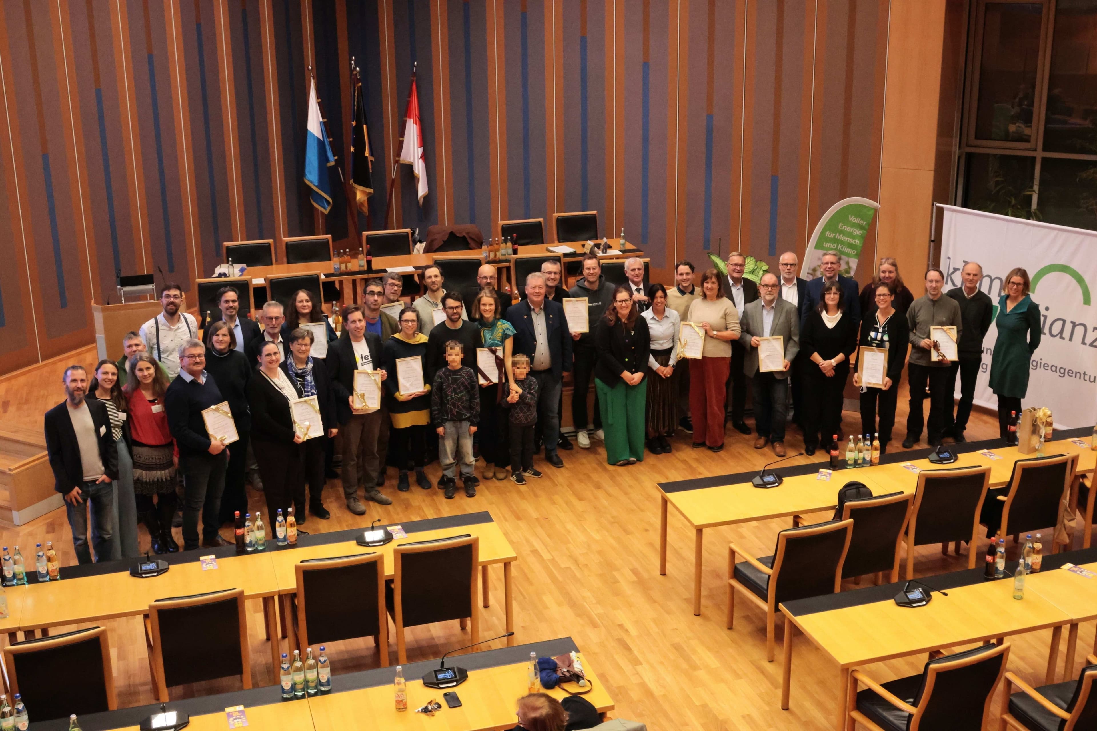 Alle Preisträgerinnen und Preisträger des Klimaschutzpreises 2025 gemeinsam mit Laudatoren und KEA-Team. Alle Preisträgerinnen und Preisträger des Klimaschutzpreises 2025 gemeinsam mit Laudatoren und KEA-Team.