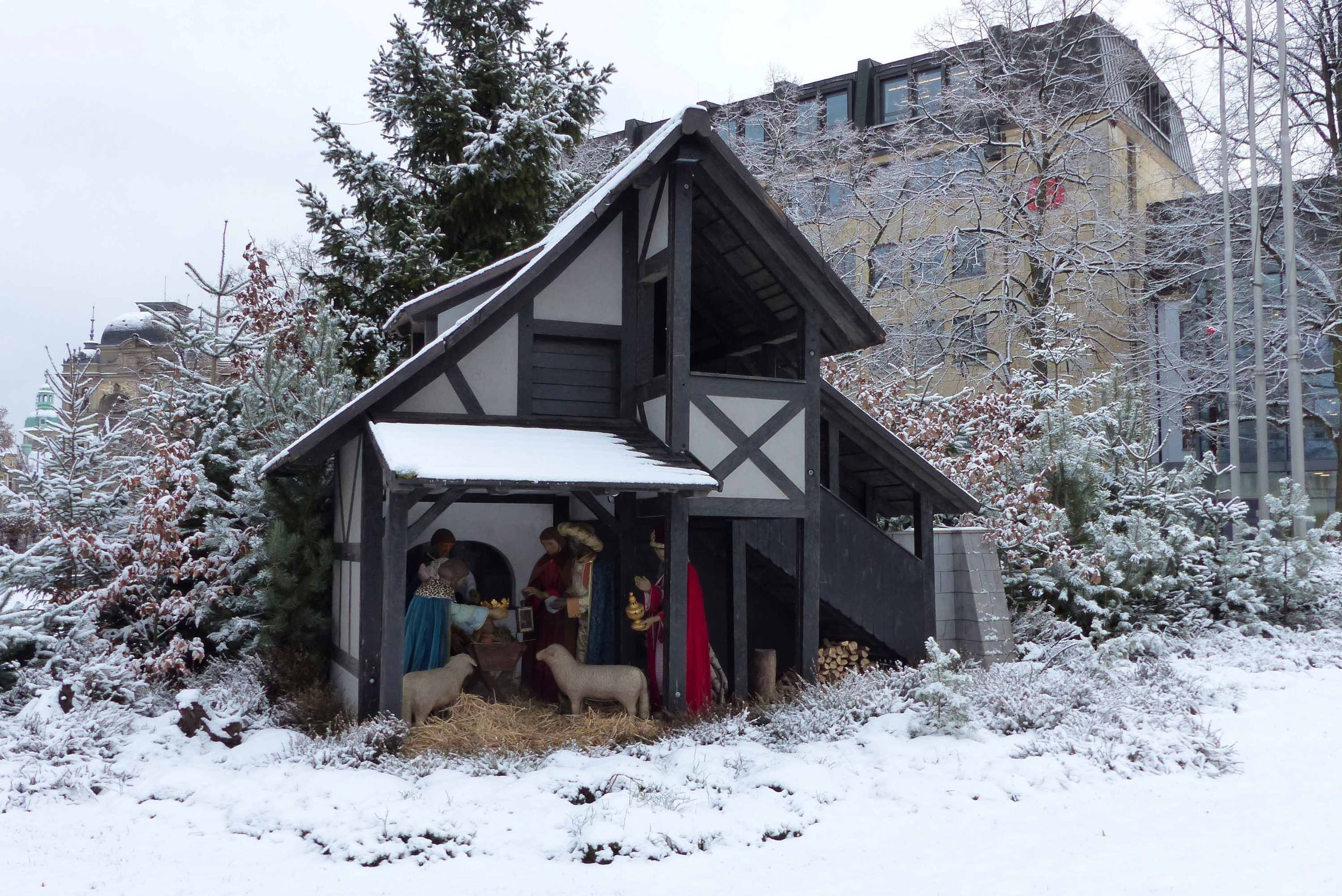 Großkrippe am Schönleinsplatz im winterlichen Gewand 2017 und eingelagerte Krippenfiguren.