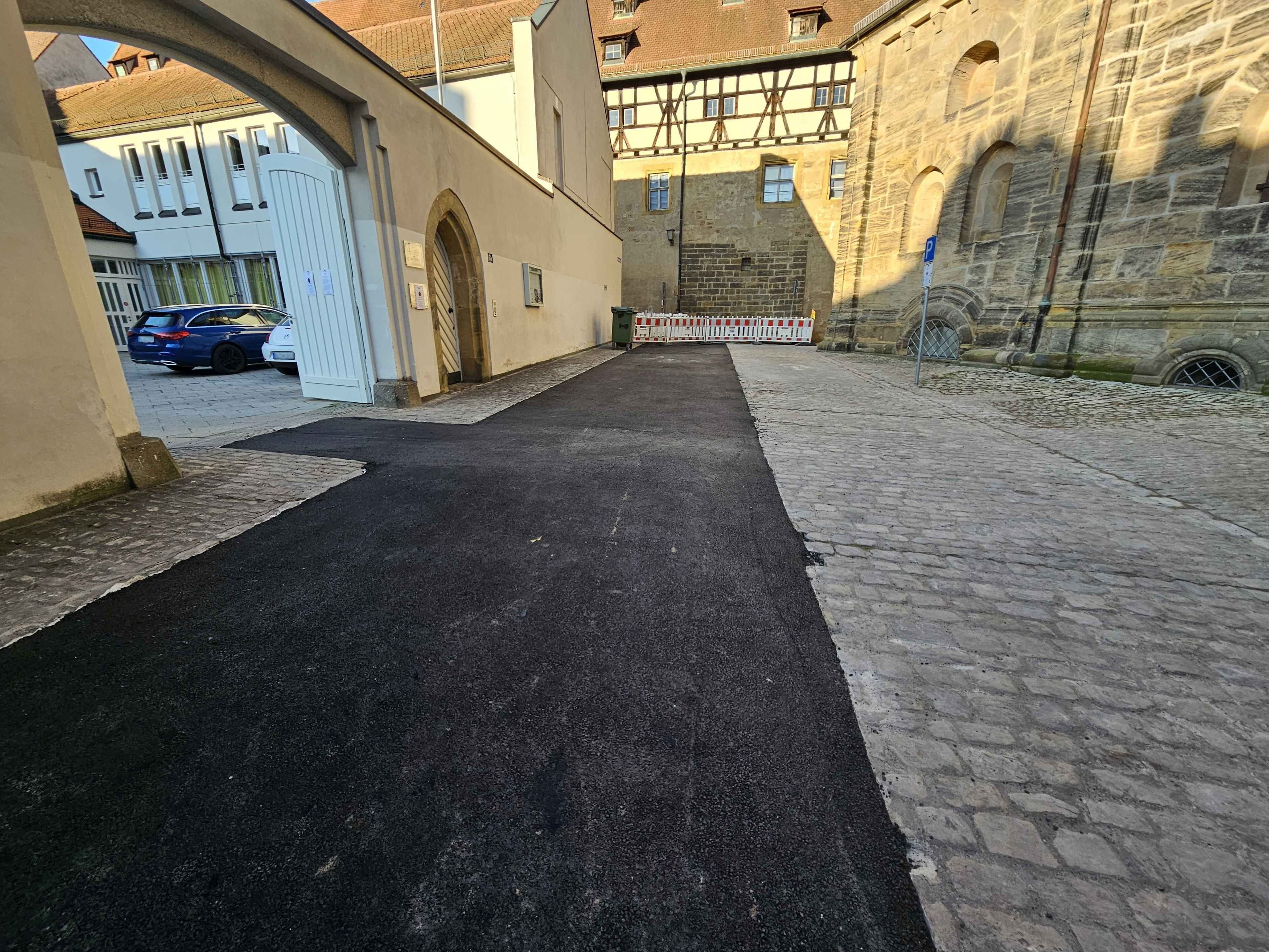 Barrierefreier Domplatz: Baugrube in der Domstraße für den Winter provisorisch verschlossen.