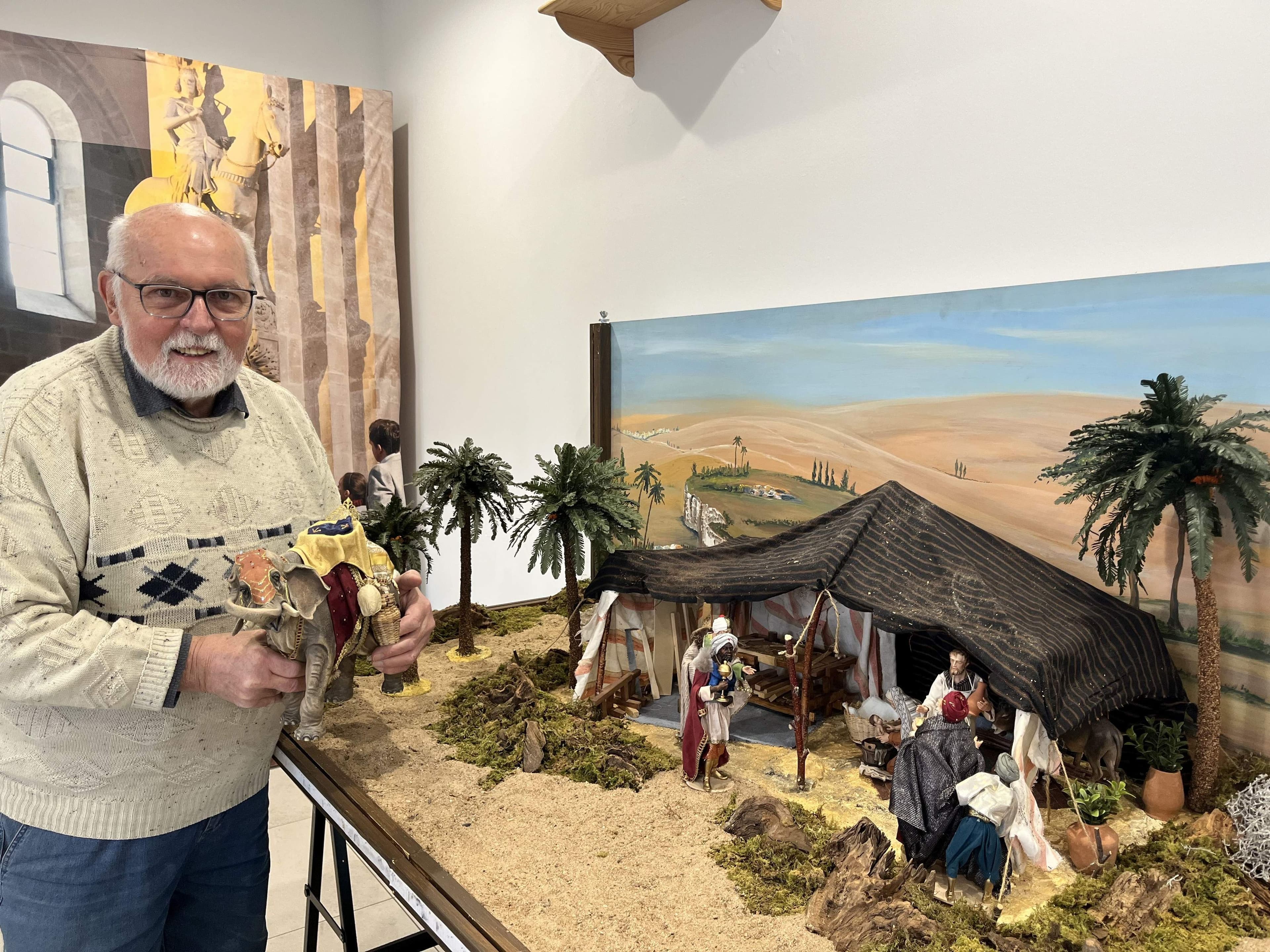 Die Krippe von Karl-Heinz Exner in der Tourist Information zeigt eine Szene aus dem Alltag der Heiligen Familie.