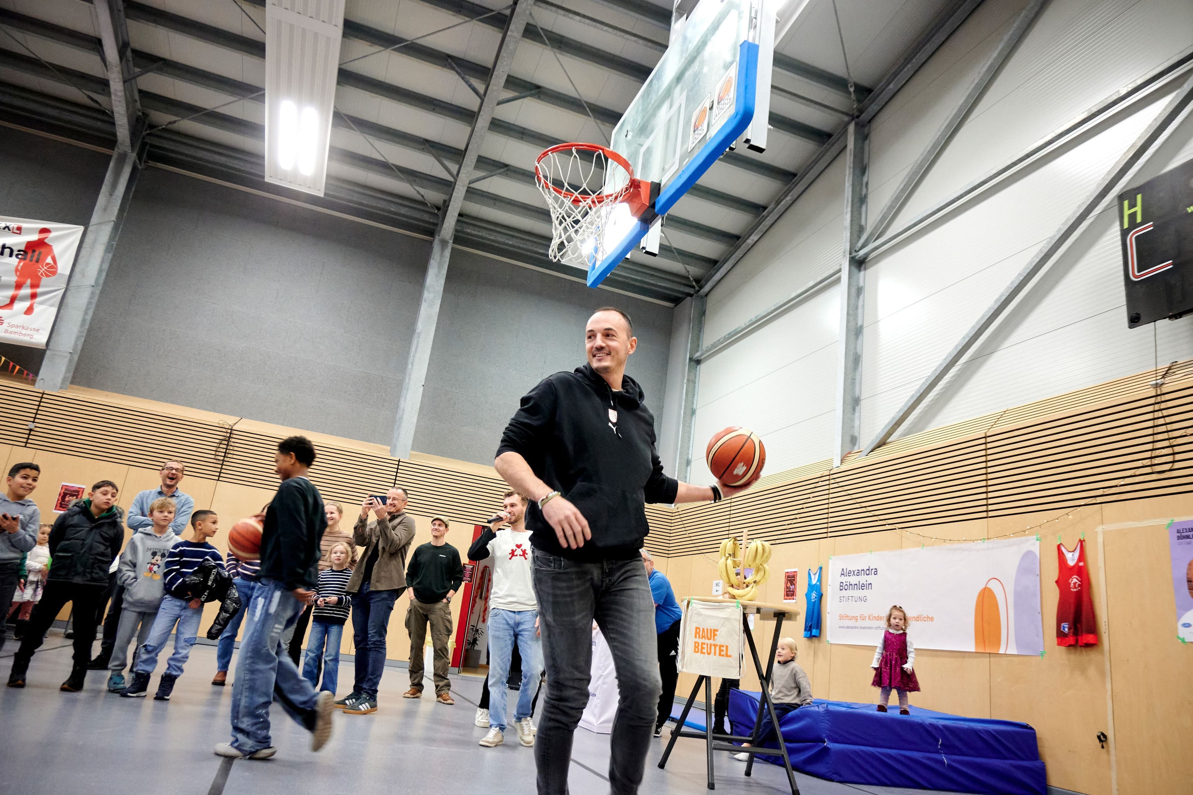 JubilÀumsfeier der BasKIDhall mit Talkrunde, u.a. mit Matthias Gensner, Veit Bergmann und Janna Wolfschmitt.