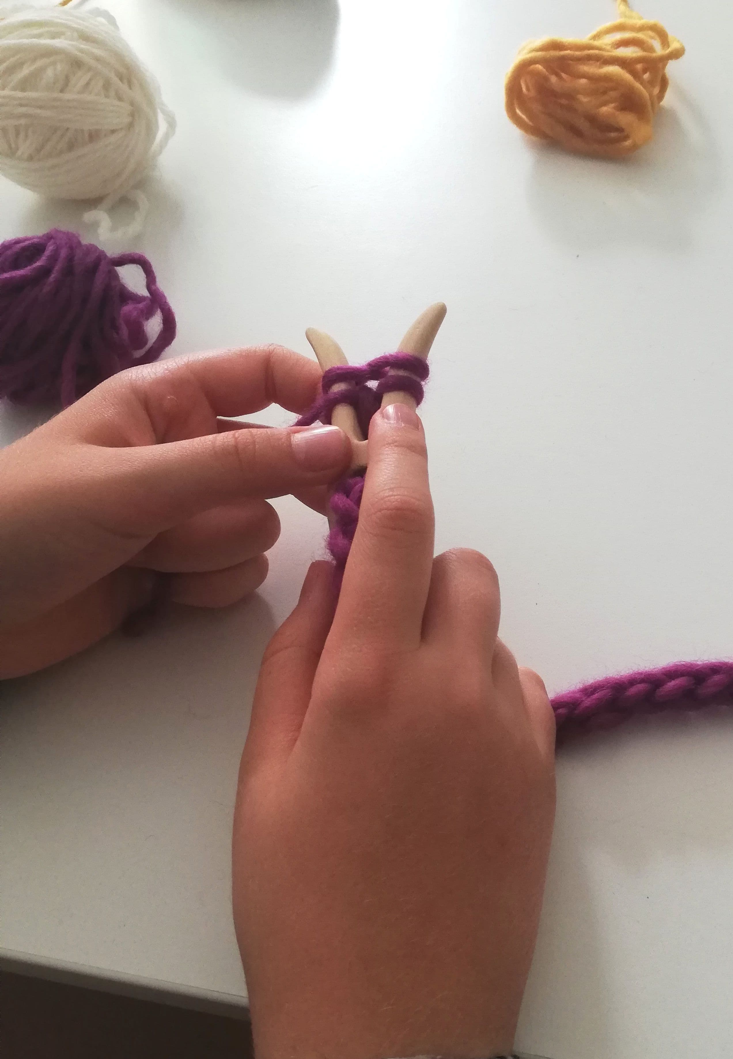 Bunte Schlangen und Armbänder, die im Bürgertreff Kollnau entstanden sind.