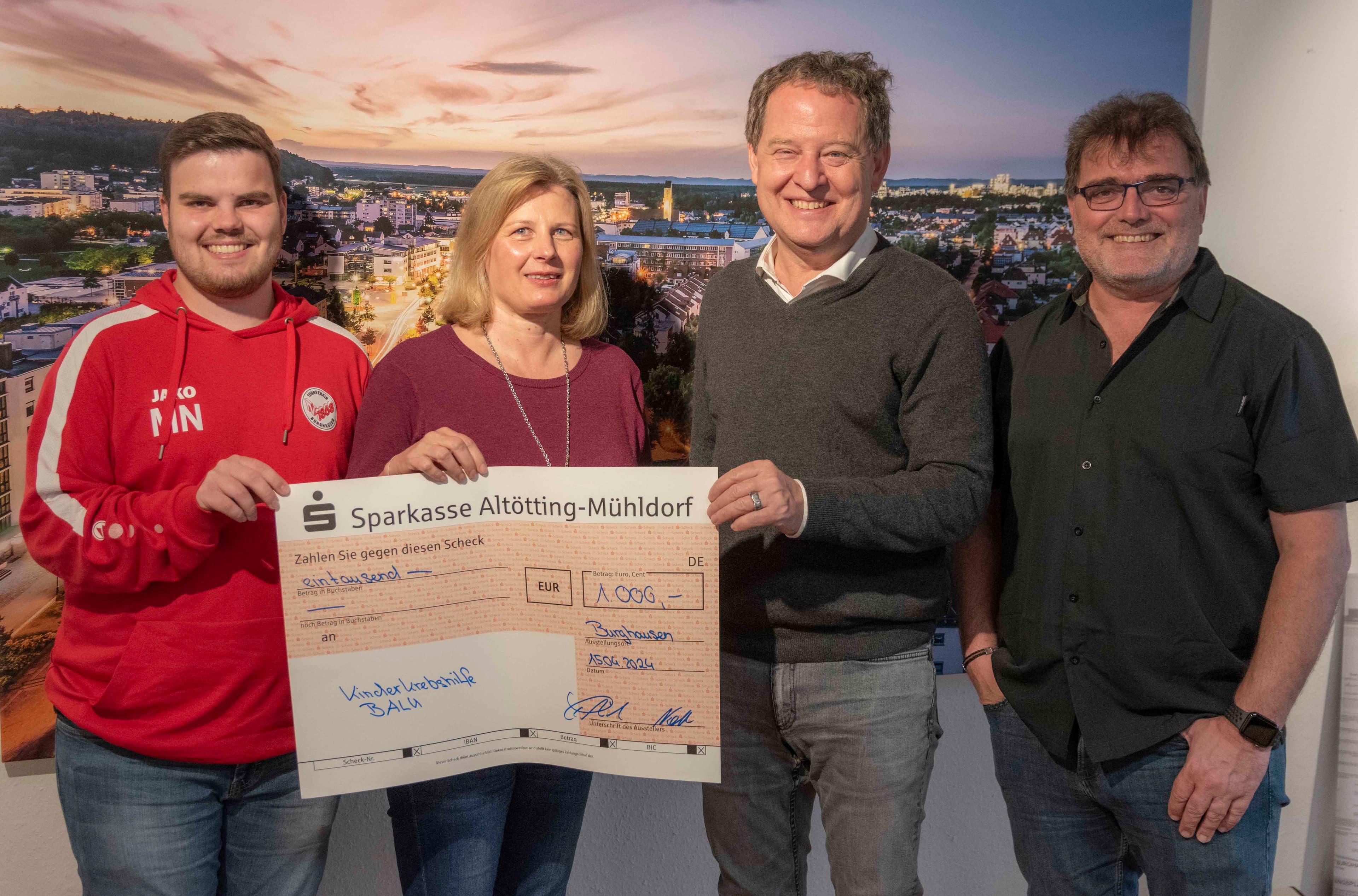 Projekt ART'N'VIBES an der Robert-Schuman-Schule: Schülerinnen der Klasse W2VA3T führen Workshops zu Graffiti, Breakdance, Beats und Songwriting durch.