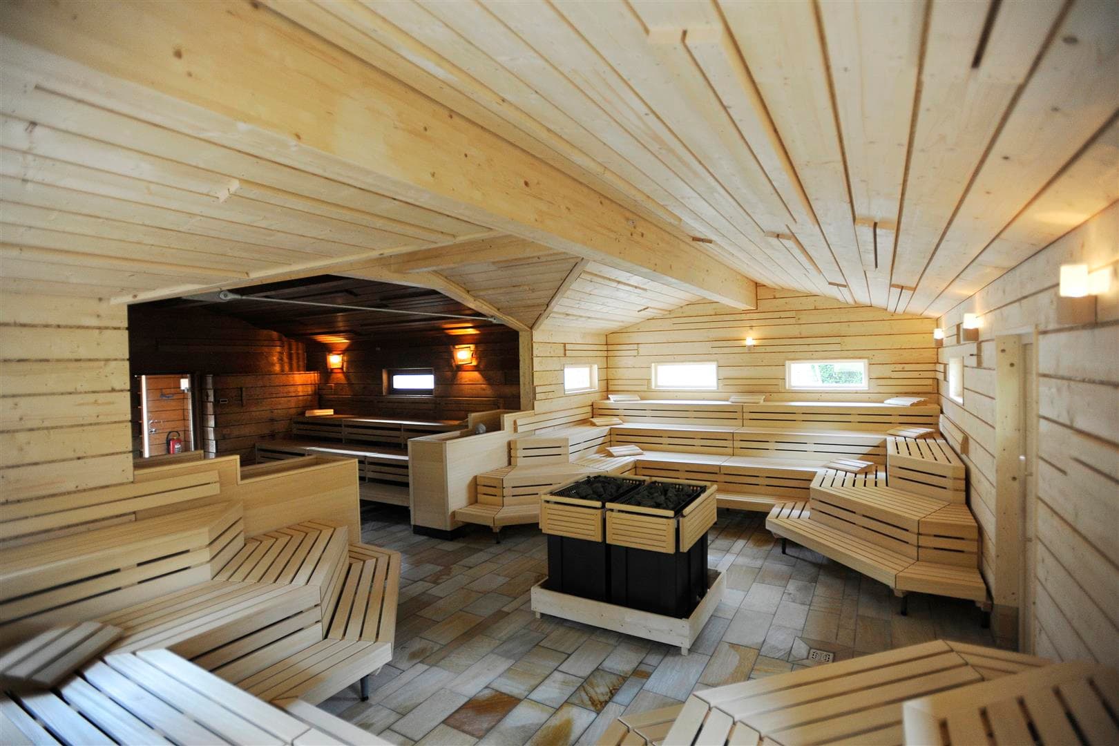 Eine meditierende Person im Kurs "Meditation: Auf dem Weg zur inneren Stille und Balance" der Volkshochschule Ansbach