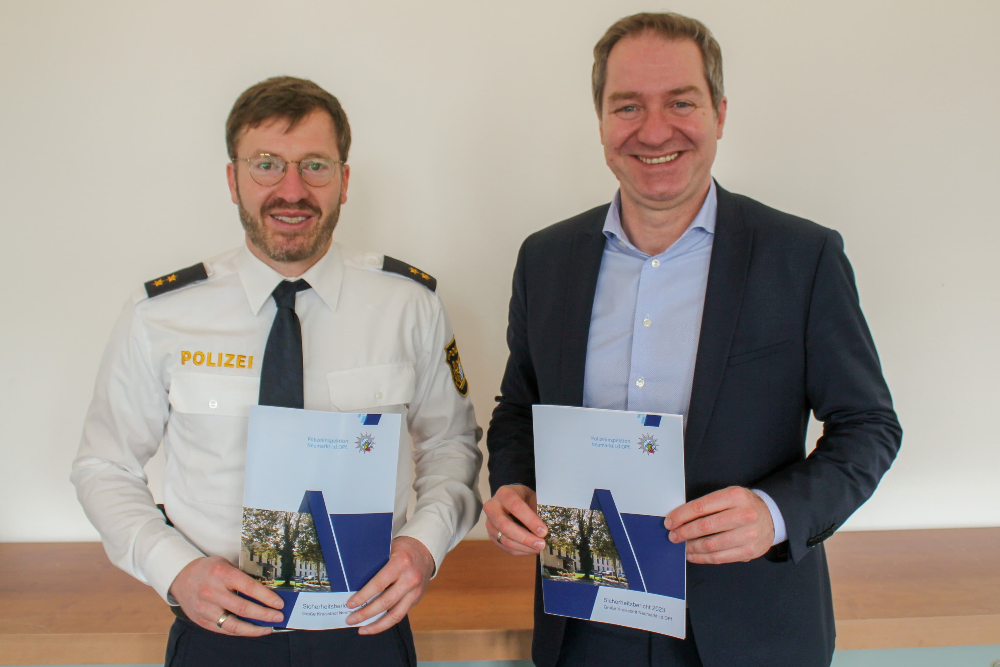 Neue Asphaltdecke wird auf dem Kieler Weg verlegt