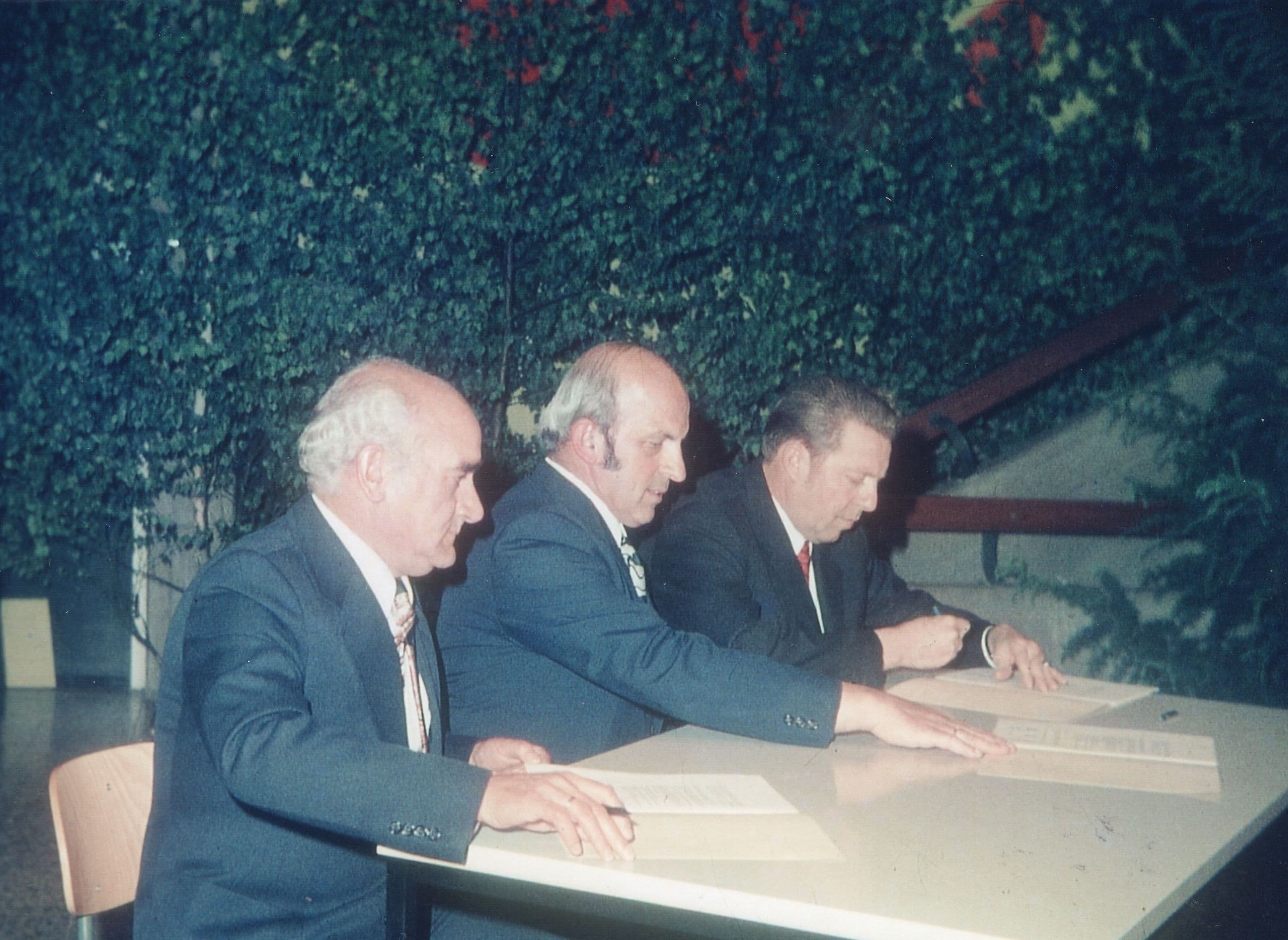 Drei super süße Vari-Babys, die mit ihren Kulleraugen auch Bürgermeister Andreas Pfeiffer und WBS Tierparkchef Tino Jörke bezaubern. Mit den Halbaffen-Drillingen gehört der Tierpark Senftenberg zu den erfolgreichsten in der schwierigen Vari-Nachzucht.