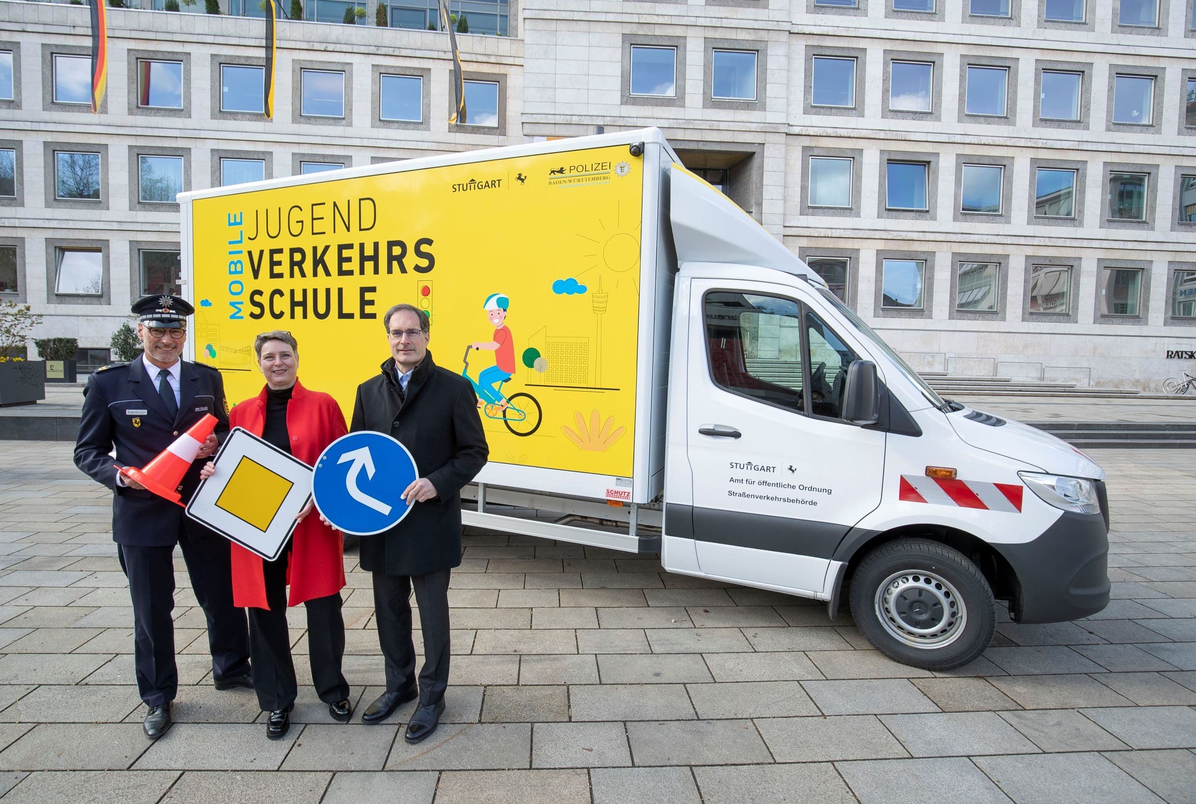 Seniorinnen und Senioren ĂŒben selbststĂ€ndiges und sicheres Busfahren bei einem MobilitĂ€tstraining in Kaiserslautern