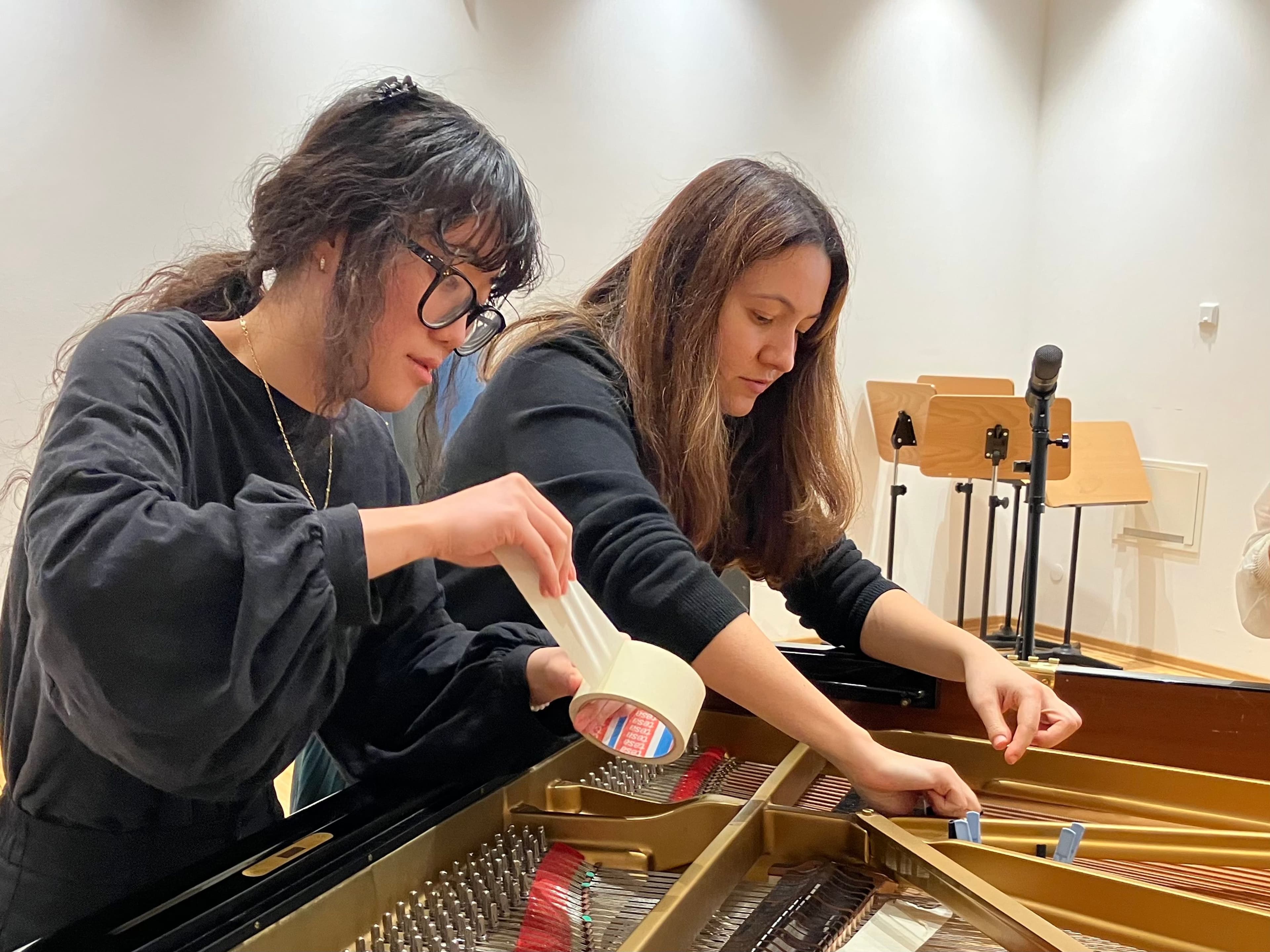 Theodora Winter und ihre SchĂĽlerin Vi Truong experimentieren am Klavier. Theodora Winter und ihre SchĂĽlerin Vi Truong experimentieren am Klavier.