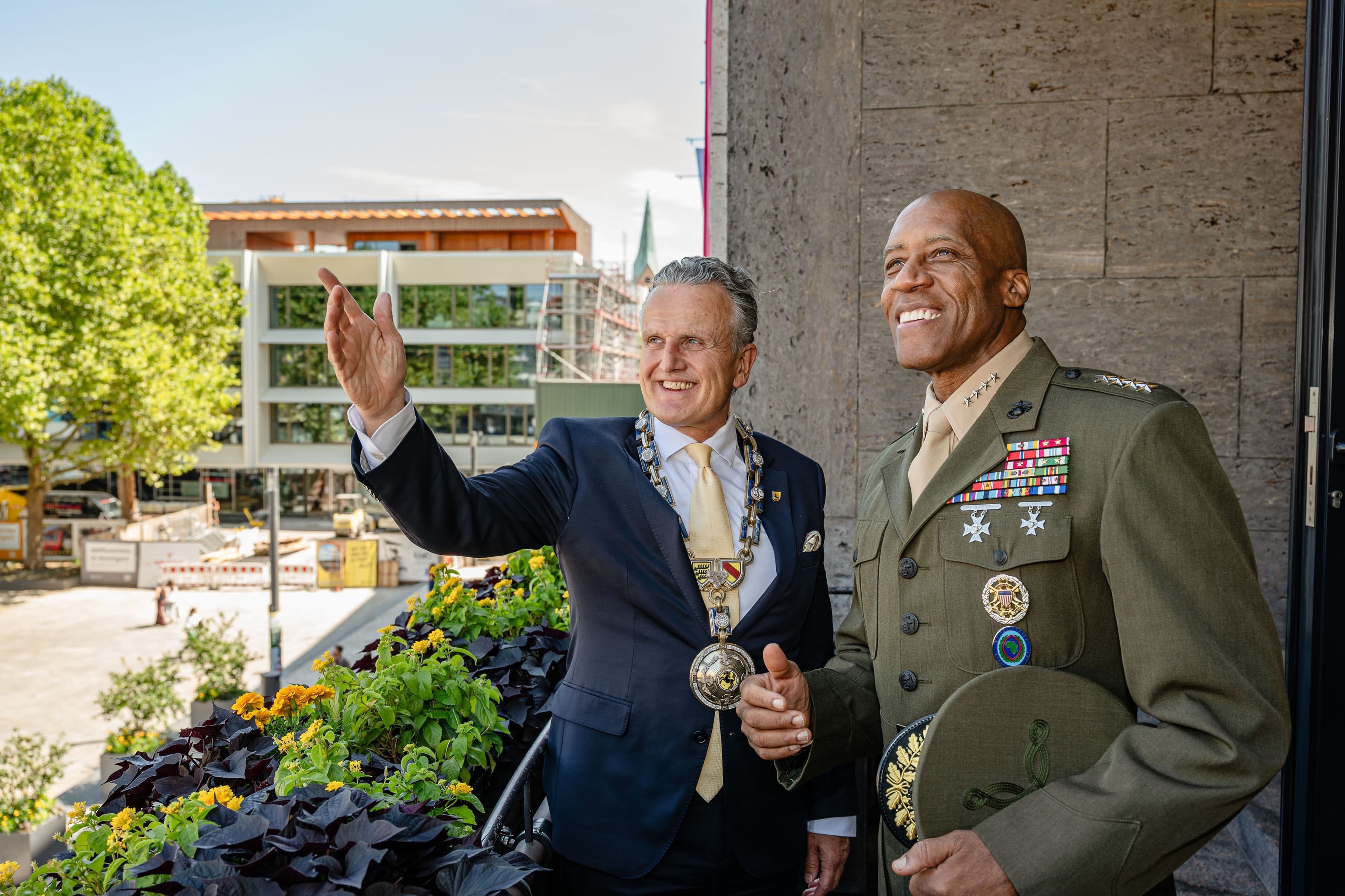 General Michael Langley trägt sich im Stuttgarter Rathaus ins Goldene Buch ein.