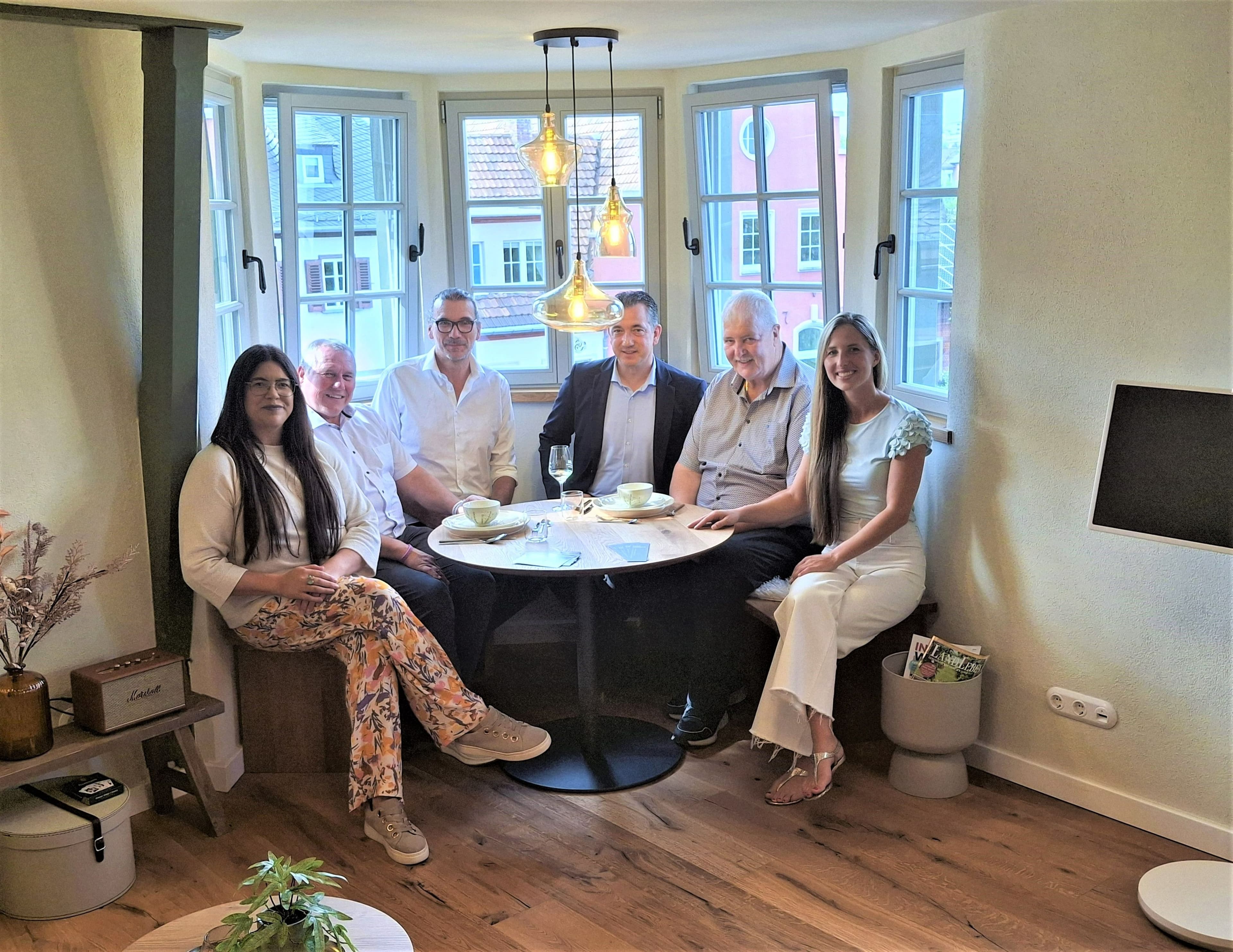 Weihen der neuen Ferienwohnungen im sanierten Brückenhaus Schwedenkugel, Bad Kreuznach, durch OB Letz und Beteiligte.