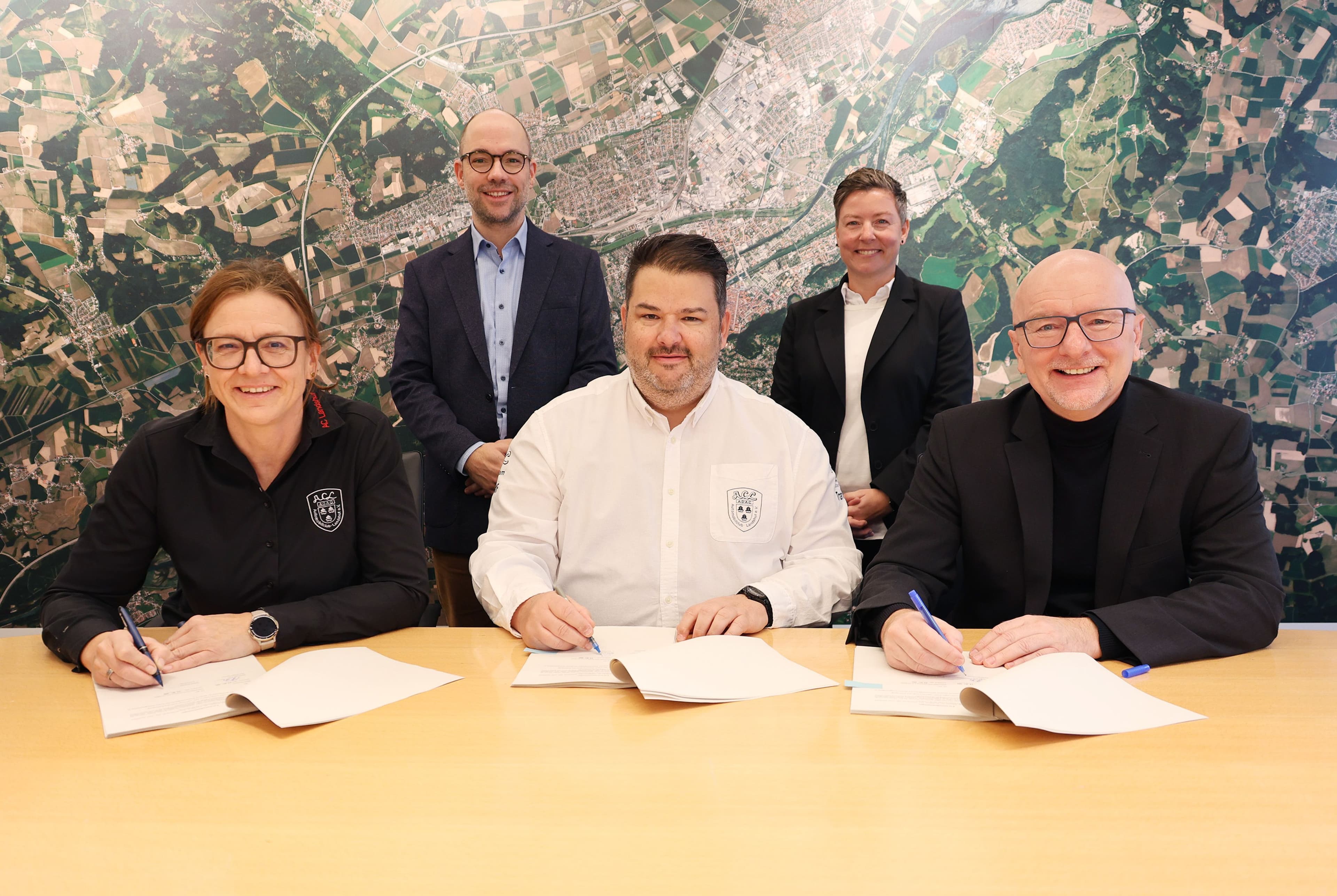 Vertragsunterzeichnung: ACL-Vorstand und Oberbürgermeister sichern die Zukunft des Speedwaystadions.