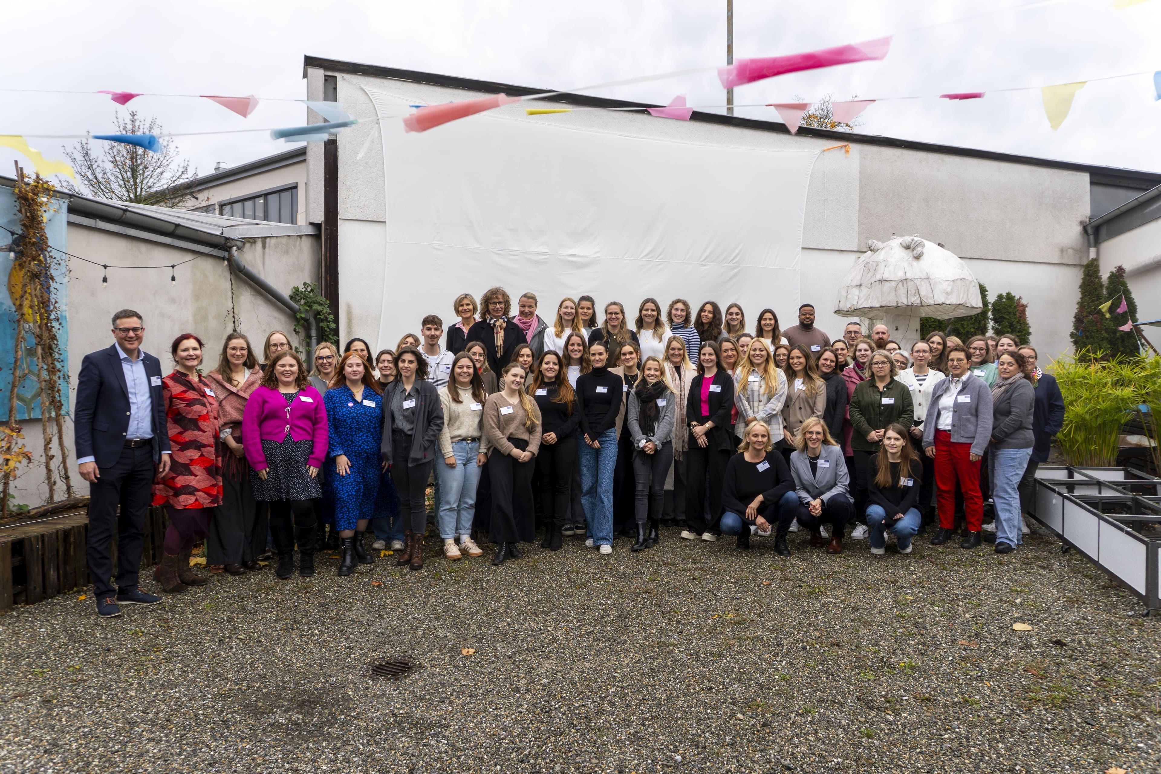 Teilnehmerinnen und Teilnehmer der Arbeitsgemeinschaft Soziale Medien im Innenhof vom Kapuziner in Ravensburg.