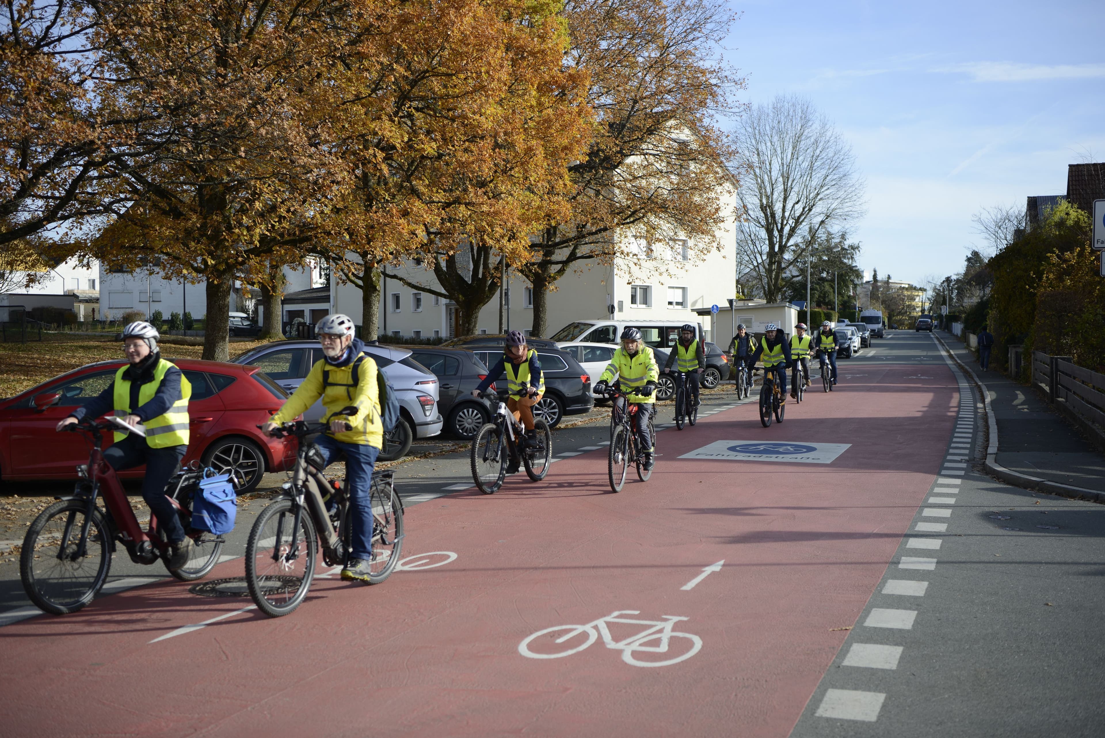 Radfahrer auf der Fahrradstraße Hardtstraße, besichtigt im Rahmen der Rezertifizierung.